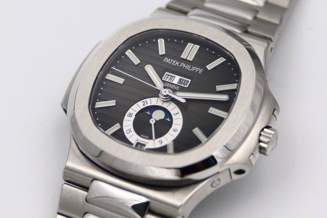 🔥新一代V3百 达 翡 丽🔥Nautilus年历腕表5726系列顶级版本 1⃣️全新一代V3表盘渐变深蓝色更加接近原装，正面可看出中间向四周扩散为蓝色渐变黑色，六点钟位置二十四小时盘同步原装CD纹，（现市面变盘均为蓝色未渐变且没有CD纹的错误版本）最新解毒版本 2⃣️新一代V3表壳，市面因壳身还原本就是一道道考验，各个环节工艺繁杂，现市面版本侧边三字位和九字位的搭配，还有四个功能按钮，基本摸起来都是高低不行且刮手的现象，GR全新一代V3表壳，经过几个月的研究和探讨，真正的意义上的做到了圆润的效果，侧边三字位和九字位搭配不管从什么角度，摸起来均不刮手不高低，同时四个功能按键位置也做出了调整，正品按键是为居中，市面普遍都是偏上且刮手，V3版本真正做到了一比一还原，不刮手且同正品一致居中。完爆市面所有版本 3⃣️V3表链依旧独霸市面，独家巨资开发表链，做到了柔软与贴手并存，每一节钢链中间都为正品一致工艺3D钻石菱形且立体感十足，不管多大多小的手腕均可佩戴，佩戴也极其舒适贴手，侧面与底部的打磨都与壳身一样的细腻。V3全新定义百达翡丽Nautilus终极版本（现市面均为廉价表带，没有正品的钻石菱形，也没有柔软与贴手，佩戴质感偏硬不舒适。还会有Nautilus的味道吗？）