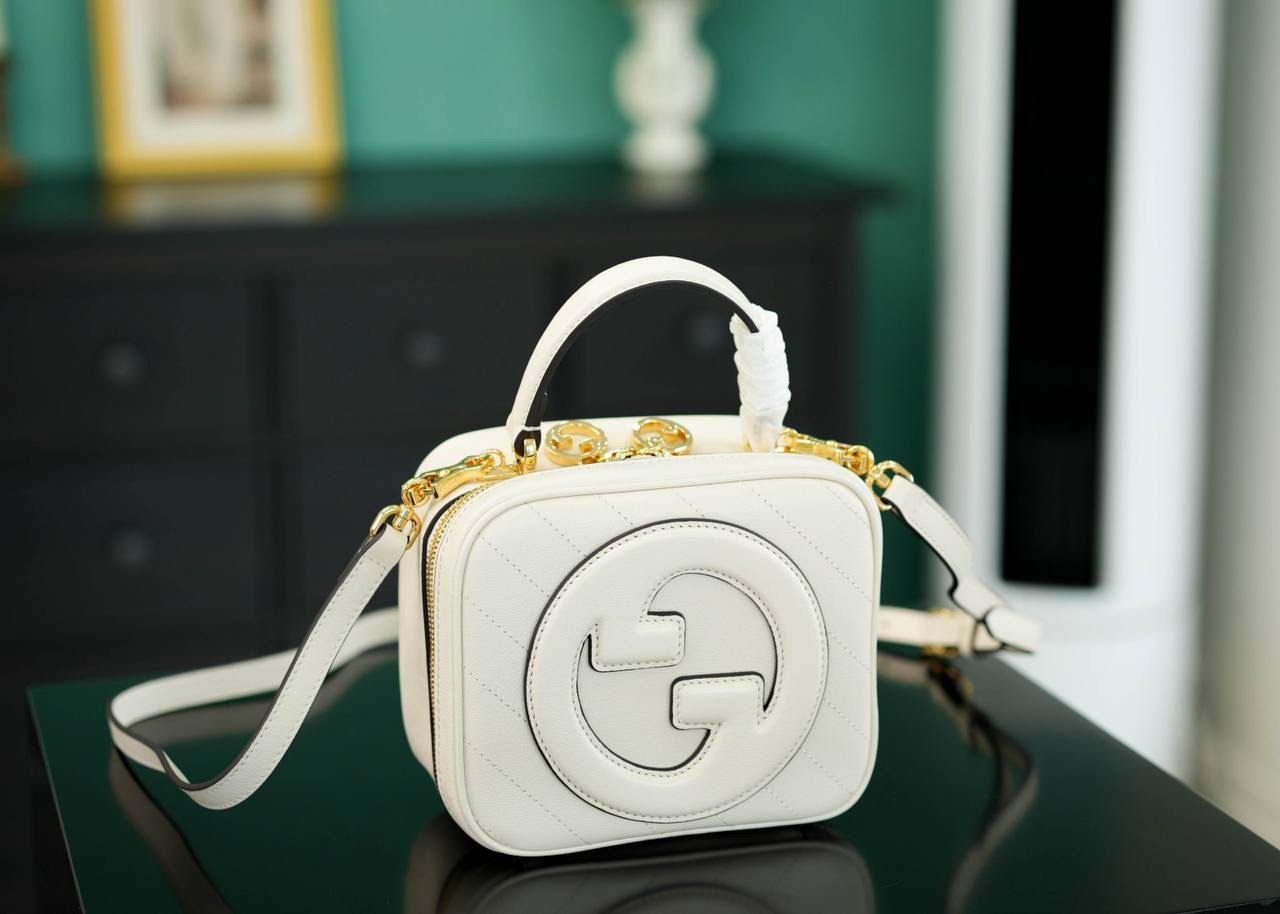🥯Gucci Blondie系列手提包 白色17cm 正品售价¥17.000 独家原厂皮发售 限量级别 可爱的方正形小包 ，超级适合夏日穿搭 包身非常轻便，小身材大容量 配有长肩带，可以手提可以肩背 官方款号 744434 尺寸：17x15x9cm