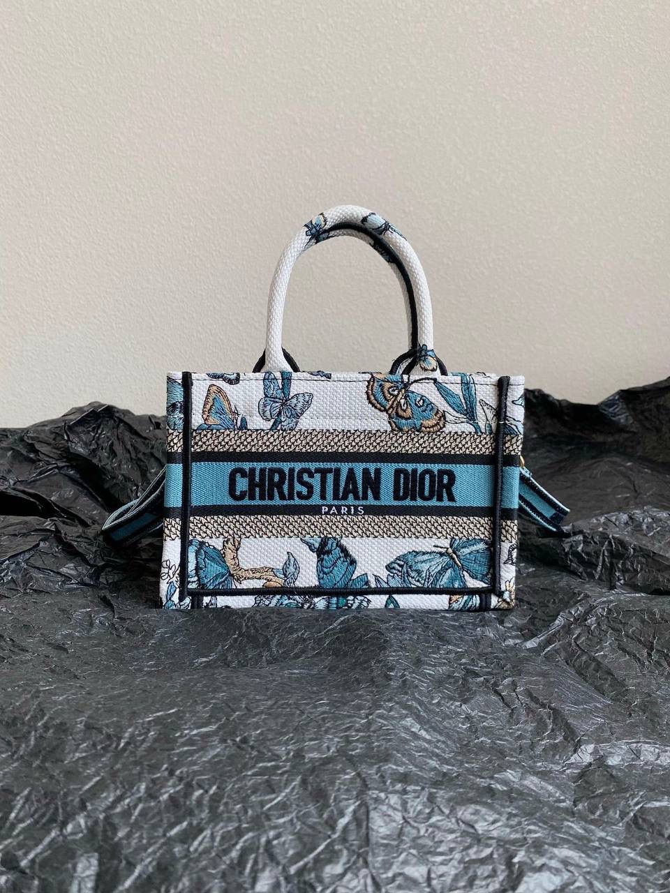 🈶蓝色蝴蝶迷你 𝗖𝗗 𝗕𝗼𝗼𝗸 𝗧𝗼𝘁𝗲 24圣诞限定🎄 圣诞季这一波𝗗𝗜𝗢𝗥真的稳赢 浪漫的蝴蝶刺绣 象征着自由和转变 高级的配色 精致的造型与细节设计，无不透露出一种温柔而魔法般的美感🎀❤️‍🔥 呜呜真的太好看了，姐妹们必冲！ 21.5×13×7.5cm