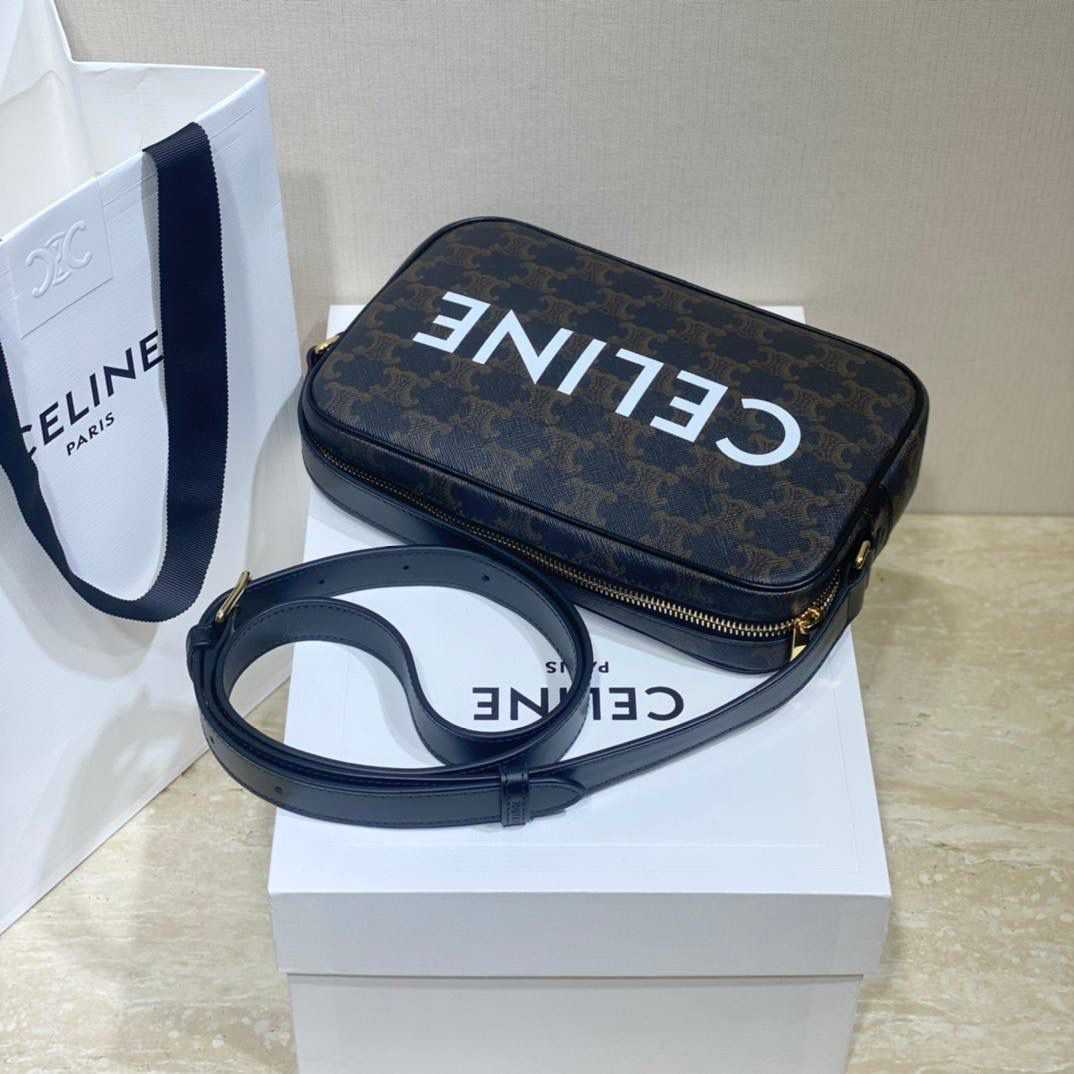 🔥大货实拍图 𝗖𝗘𝗟𝗜𝗡𝗘♥标志印花邮差包 不可否认Hedi的确做男款是很厉害的，这个老花相机包既实用又很好凹造型，绝对的好物推荐！型号：194502 尺寸：23*15*5cm