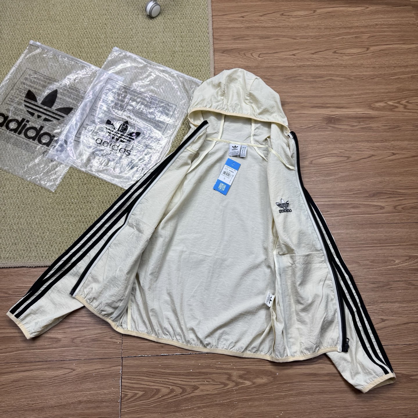 $188件。Adidas 三葉草 三色連帽防曬外套（韓系套裝感）