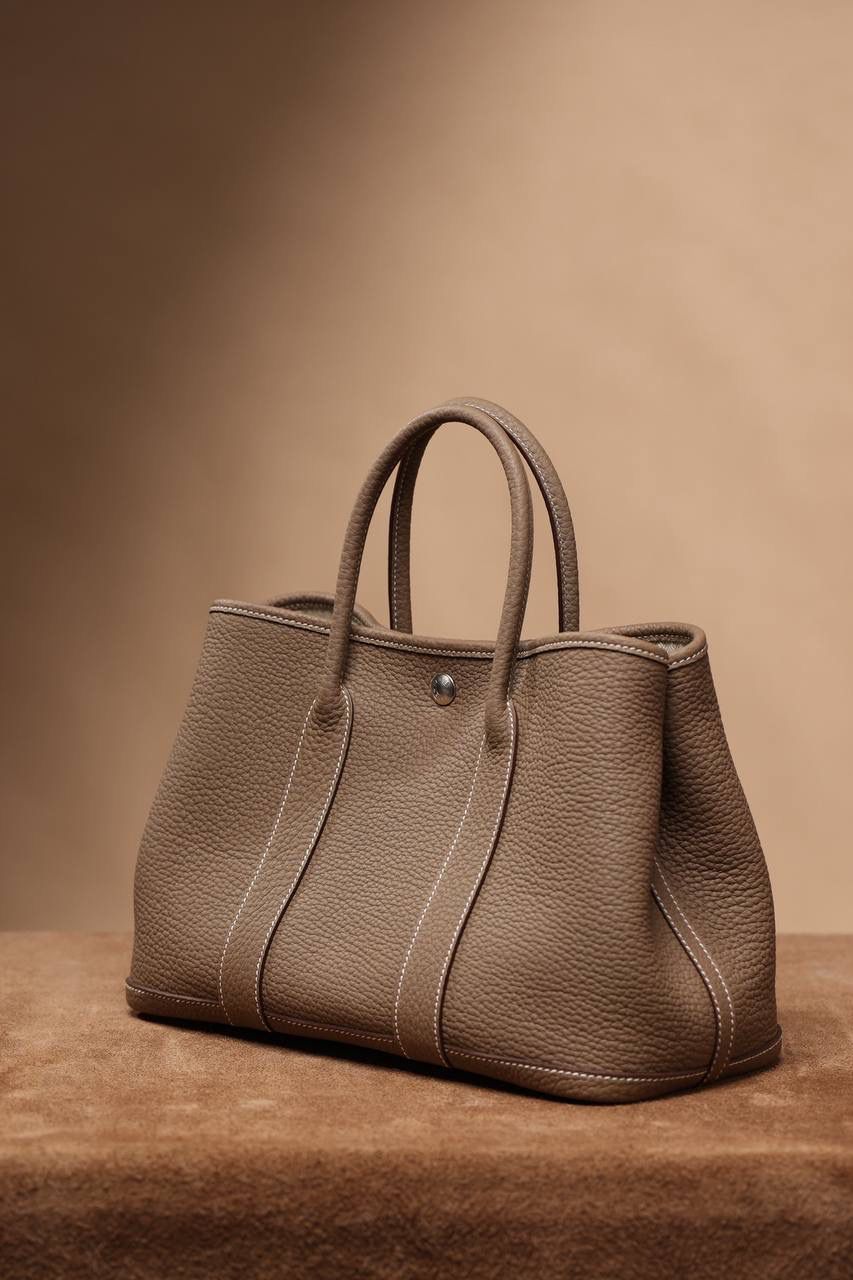 Hermes 爱马仕 Garden Party 30 大象灰花园包👜✨ 尺寸：30*20*13cm 花园包独家渠道货，独家欧洲原厂皮原厂五金组装ZP尾单货，独一无二的天花板渠道货 面料是采用法国原厂的Togo皮，纹路清晰，颗粒感饱满，手感细腻，扑鼻而来的香味，爱不释手 版型真的是决绝子 喜欢大包的就入手吧 😍🤟🏻
