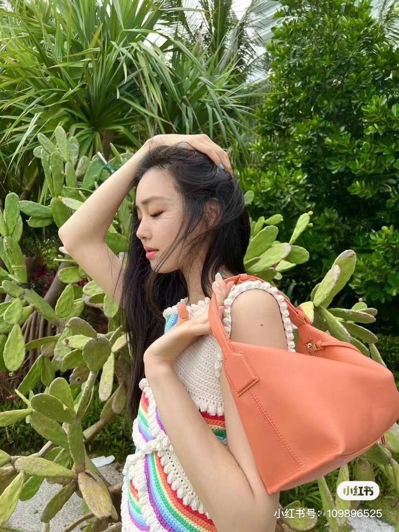 𝐂𝐮𝐛𝐢 便当包💟全皮限定款 👉 橘色 👀看这里 ⚠️ 重点：独家包装⛱️ 🔅 砖柜礼盒 🔅最新“奋斗篇”礼品袋 🔅 棉麻防尘袋 🔅 银色礼物卡 🔅 身份ID卡 🔅 满印logo雪梨纸