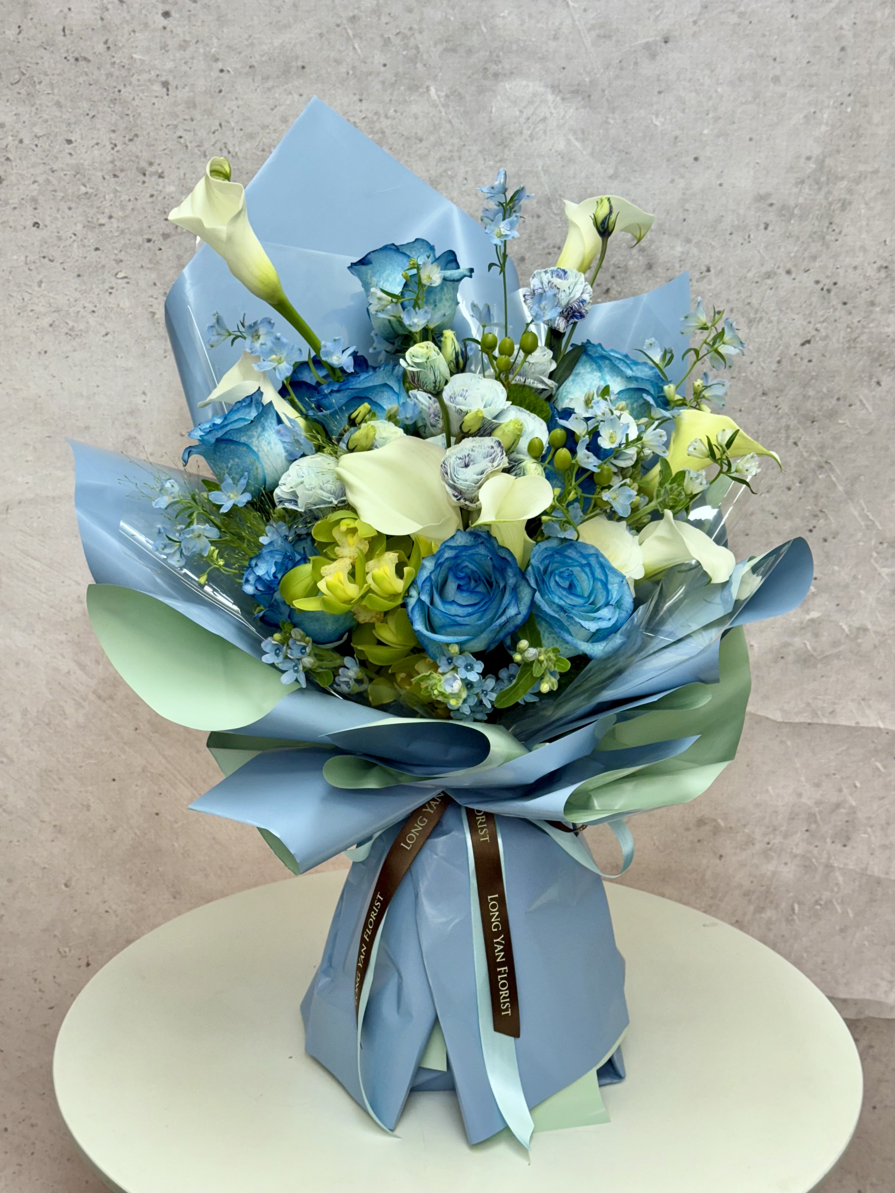 白馬蹄蓮配吸色玫瑰花束