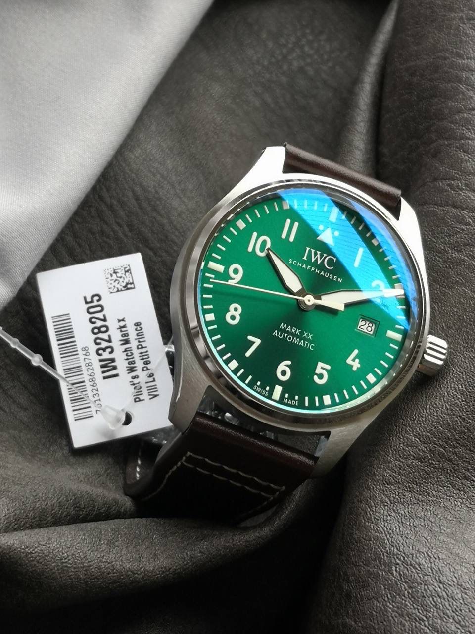 V7厂 七星推荐之马克20 IWC入门飞行员腕表系列，暌违6年压轴登场！Mark XX 陪你翱翔 继2016年推出的前作第十八代 Mark XVII 之后，跳过XIX十九，直奔 Mark XX。新表设计微调，表壳修饰较前代更使用、佩戴舒适。提供蓝色和黑色两种经典选择以外，还有呼应近年表坛最火热配色——绿色。