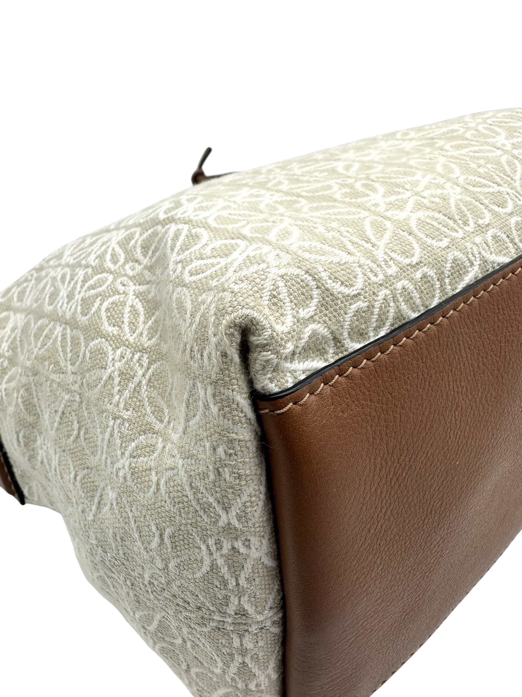 Pre-owned Loewe Cubi Anagram / Product Code: 061918