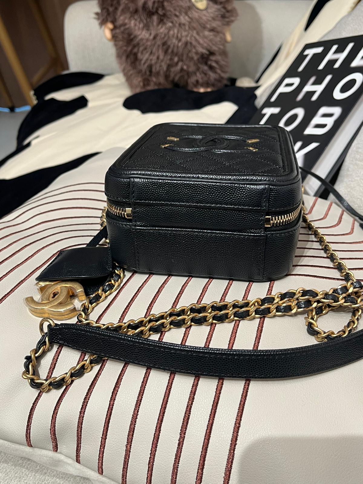 Chanel Vertical cc filigree vanity with chain 黑色牛皮金鏈 100%Authentic ,98%new ✅香港專門店收據 ✅CARD✅dust bag 