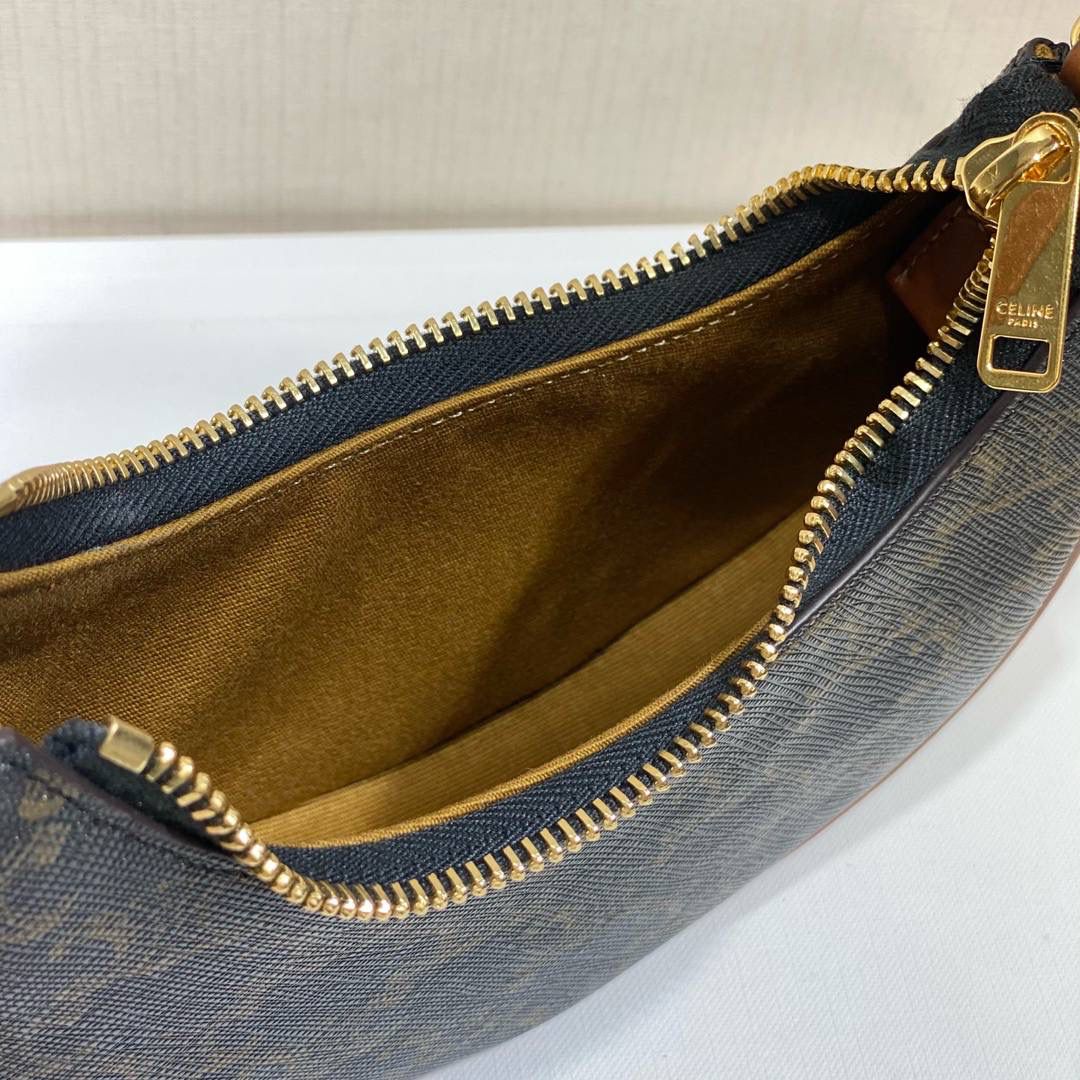 🔥大货实拍图 𝗖𝗘𝗟𝗜𝗡𝗘♥𝗖𝗔𝗡𝗩𝗔𝗦 𝗠𝗜𝗡𝗜 𝗔𝗩𝗔 腋下包鼻祖AVA出迷你款啦，简直可爱炸了！型号：10I602 尺寸：16*8.5*4cm