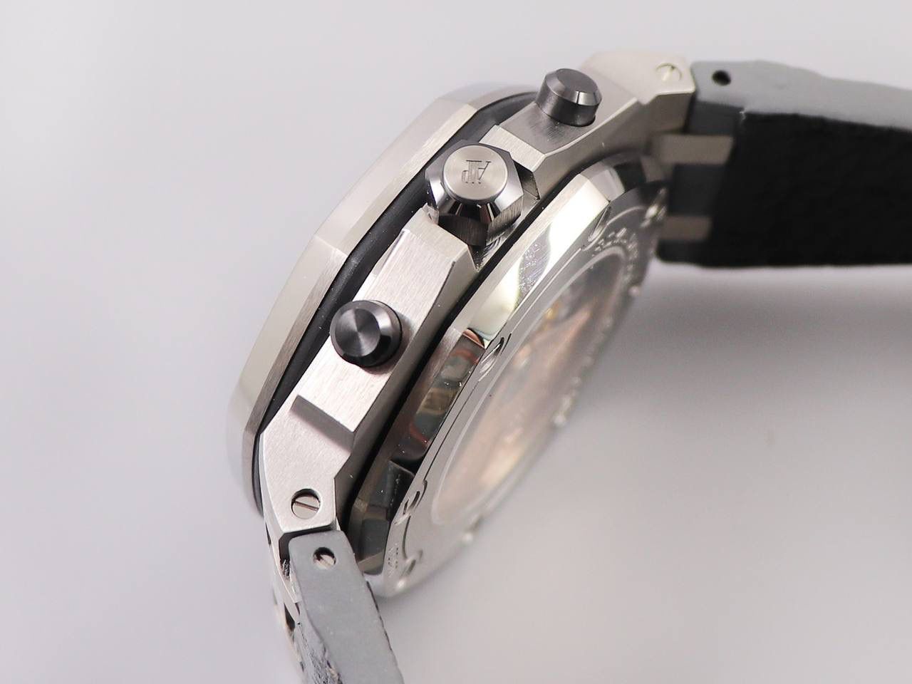 A P26470st灰面灰皮V2版经典a p计时款式之一 搭载复刻原版3126机芯 直径42mm 厚度15.6mm 🔥注：JF的所有3126机芯系列是目前市面上壳身最薄和复刻程度最强的版本🔥🔥