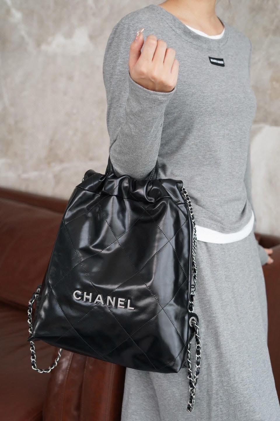 Chanel 22 backpack small 黑色銀字, 100%Authentic, 98%new ✅收據副本✅Dust bag