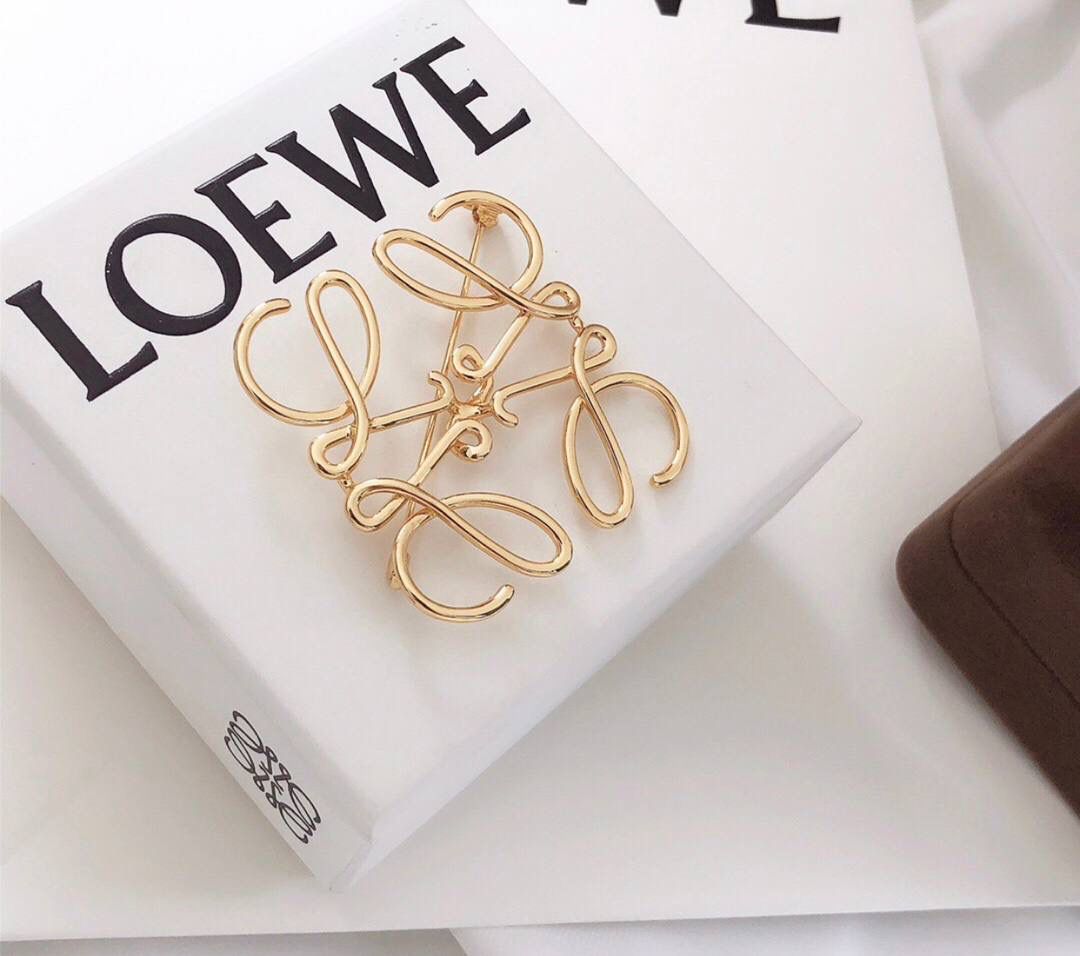 👑人气单品: LOE饰品胸针👑💏【金色/银色】 ❤️纯黄铜，真空电镀18K真金，纯德国进口设备铸造，精湛的手工艺，顶级还原。👌🏻 ❤️尺寸约5.1*4.7*0.15cm