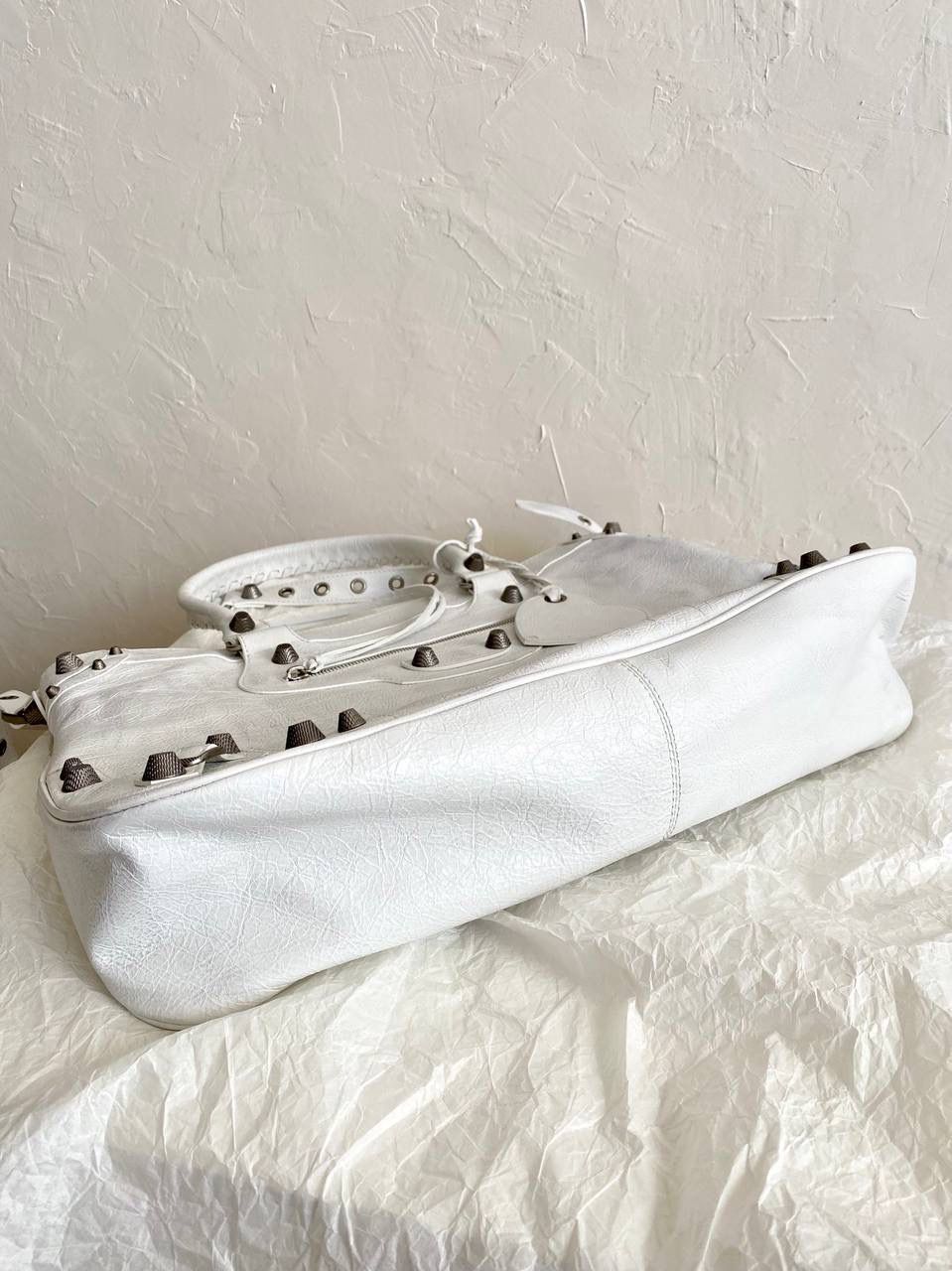 ba1enciaga neo cagole xl plus 油蜡白银🤍 机车包衍生新款，超级好看！ 这只包有三种背法 除了常规的斜挎➕手提 里面还加了一层尼龙布料肩带 直接变成一个大托特！ 14寸的电脑咱说放就放😌 随性松垮的包型，时髦精的tote就它了 机车包最看中的就是整个包的皮料 我们家一直都是安排的原厂皮 皮料一定要软且皱，才做得出zp的慵懒感 46.5×30×13cm791601m