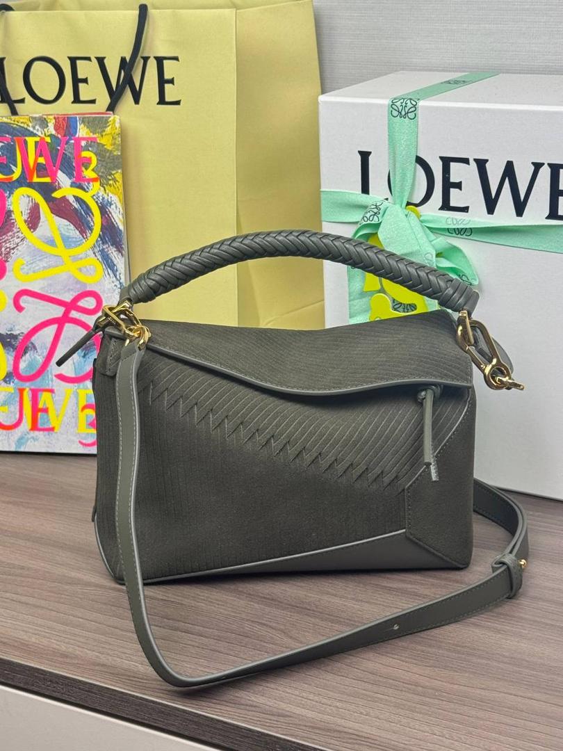 🎈最新编织手腕𝙋𝙪𝙯𝙯𝙡𝙚 ——【橄榄绿】 尺寸：𝟐𝟒-𝟏𝟎.𝟓-𝟏𝟔.𝟓𝐜𝐦 编码：062405 【配全套礼盒】 ♥️以罗家经典几何设计，搭配独特的编织手腕，绒面内里。 ♥️容量大，经典百搭，可拆卸肩带，有单肩，斜挎，手提等多样化背法。随性时髦洒脱，实用性强。 ♥️独家背景➕独家品质➕独家全套砖柜礼盒套装，市场高端品质皆在我手✌🏻