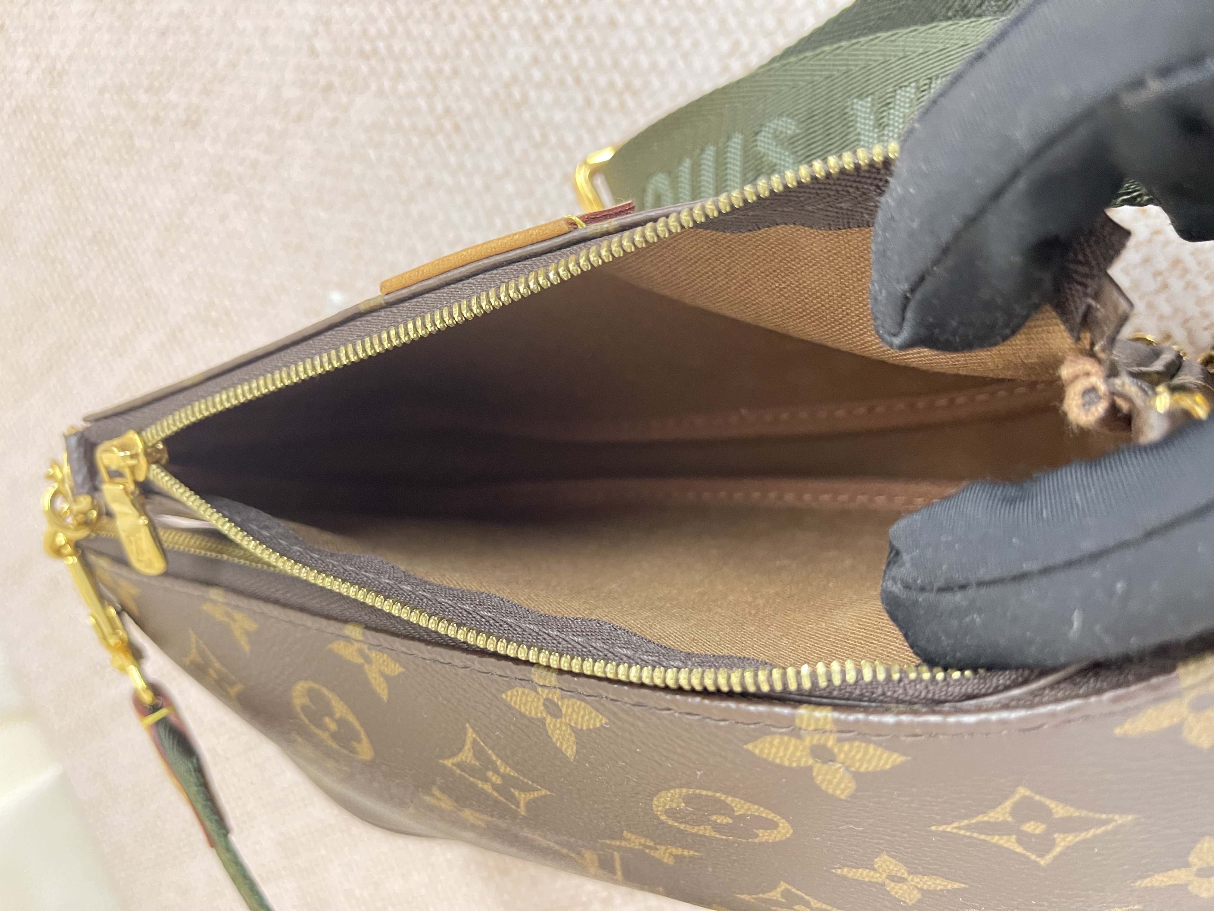 Pre-owned Louis Vuitton 5 in 1/ Product Code: 26041903