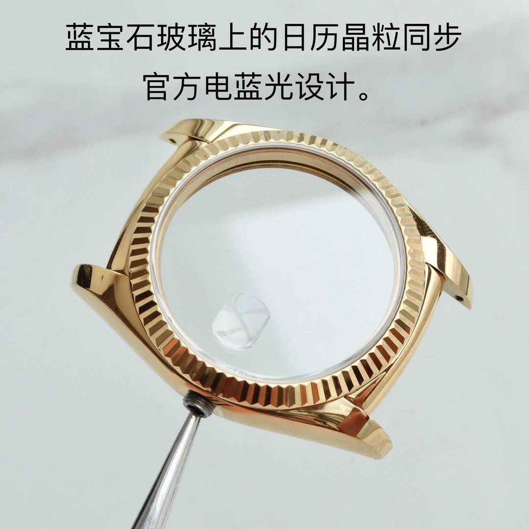 【实在品质 不怕实拍】闪闪发光的劳来了😍😍 劳就要有金有钻)劳力士ROLEX星期日历型day-date 36mm系列118138皮带绿珐琅满天星少量到货！劳力士满天星在名表里面就像一颗闪闪发光的明星，气质魅力无可匹敌。它的技术细腻而巧妙，其色泽和材质更是完美的晶体形成，散发出一种优雅而雅致的气质！此次搭载的依然为了配合官方厚度一致采用eta2836全自动机械机芯，表盘尺寸官方一致36mm，属于中性尺寸，表盘采用绿色珐琅进口技术镶钻而成，每颗钻石都整齐的环绕着表盘，所有的目光似乎都聚焦在这一圈钻上！从每个细节均注重如一！配置原装表扣！玻璃上的防伪标识依然居中可验，内影编码均与官方一致采用832118序号！压轴之作，闪亮登场！