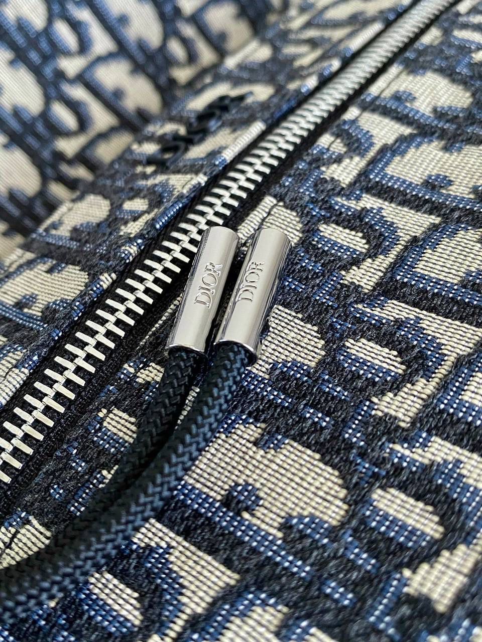 🈶老花蓝，大号（最新版本） 𝗗𝗜𝗢𝗥 𝗢𝗯𝗹𝗶𝗾𝘂𝗲 老花双肩包 热度依旧不减的经典款，几乎人手一只 自重非常轻盈，是你旅途中的最佳伴侣 小号：29×12×32cm #6613m 大号：30×15×42cm #6611m