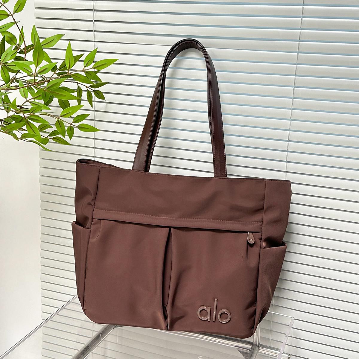 $88隻。2隻起$78隻。Alo尼龍大容量tote bag
