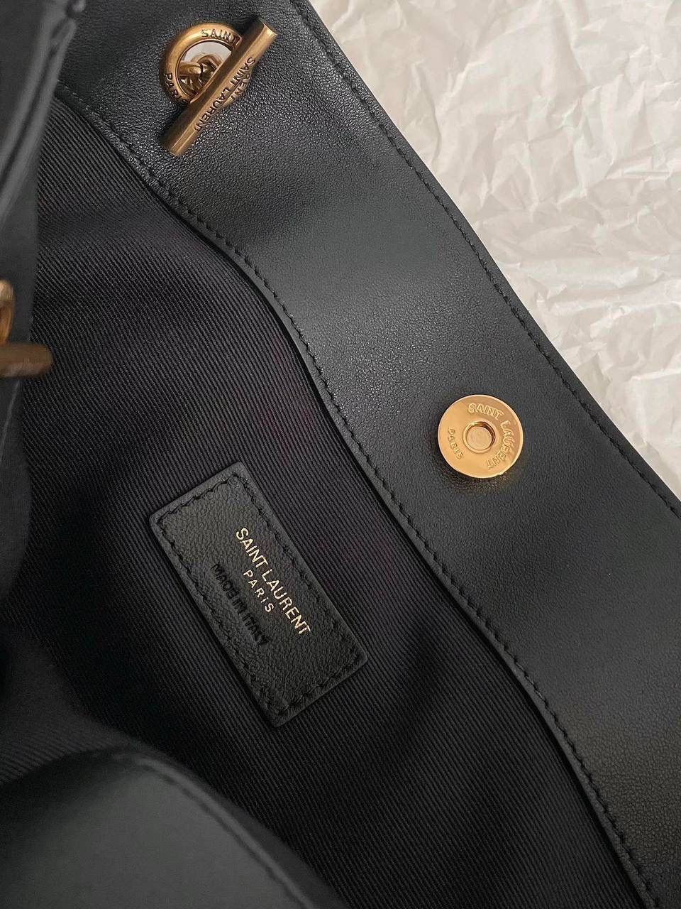 🖤小号爆款🔥 ys1 Jamie 4.3 large pochon福袋腋下包 设计师真的太懂消费者需要什么了吧 很多托特包的设计都没法让颜值和实用性两者都兼得 但是！这只tote做到了！ 它包身轻，容量大，而且还很优雅！ 是有设计在线，且贵气满满的实用型tote 我觉得比22bag好看耶 这是可以说的吗😝 还是一只可以让你实现优雅带娃的妈咪包～ 29×27×11cm833948m