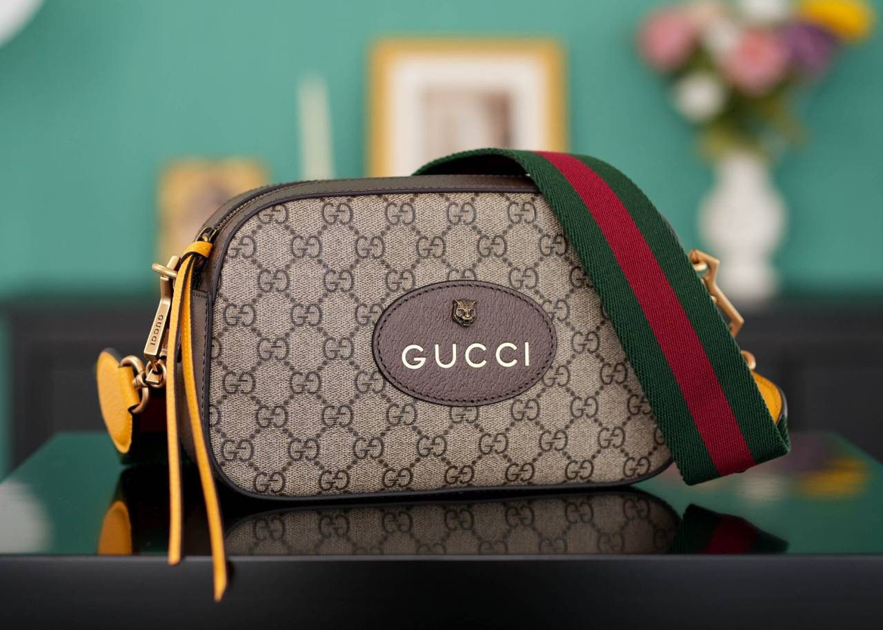 🥯Neo Vintage Supreme 虎头 相机包24cm （原厂皮 全铜五金） 正品售价¥10.000 虎头相机包，宽肩带随性帅气， 内里搭配小碎花里布 这款是真的很抗造， 红绿织带的搭配，让整个包身的复古感更强烈 容量超级大 百搭四季通用！非常日常好背的一款包 官方款号 476466 尺寸：24x14.5x7cm