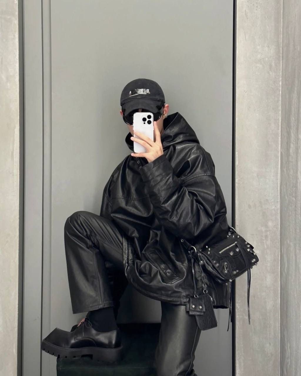 ba1enciaga le cagole机车翻盖包👜❤️‍🩹 现在的男生打扮得越来越年轻时髦 这种时髦的男包简直像珍宝一样难得 他们家真的太懂现在的潮男潮女的需求了 这只翻盖的感觉更特别！ 而且用起来更方便，打开盖子就行 包身上吊着的卡包和耳机包 砖柜单独买一个都要k➕！！ 省大钱了！ 咱家的油蜡皮爆裂感老客都知道的 纹路必须狠狠的"裂"开来 那种平滑的便宜的不对版皮请靠边～ ZP开发⚠️所有细节一致 24×14×5cm719082m