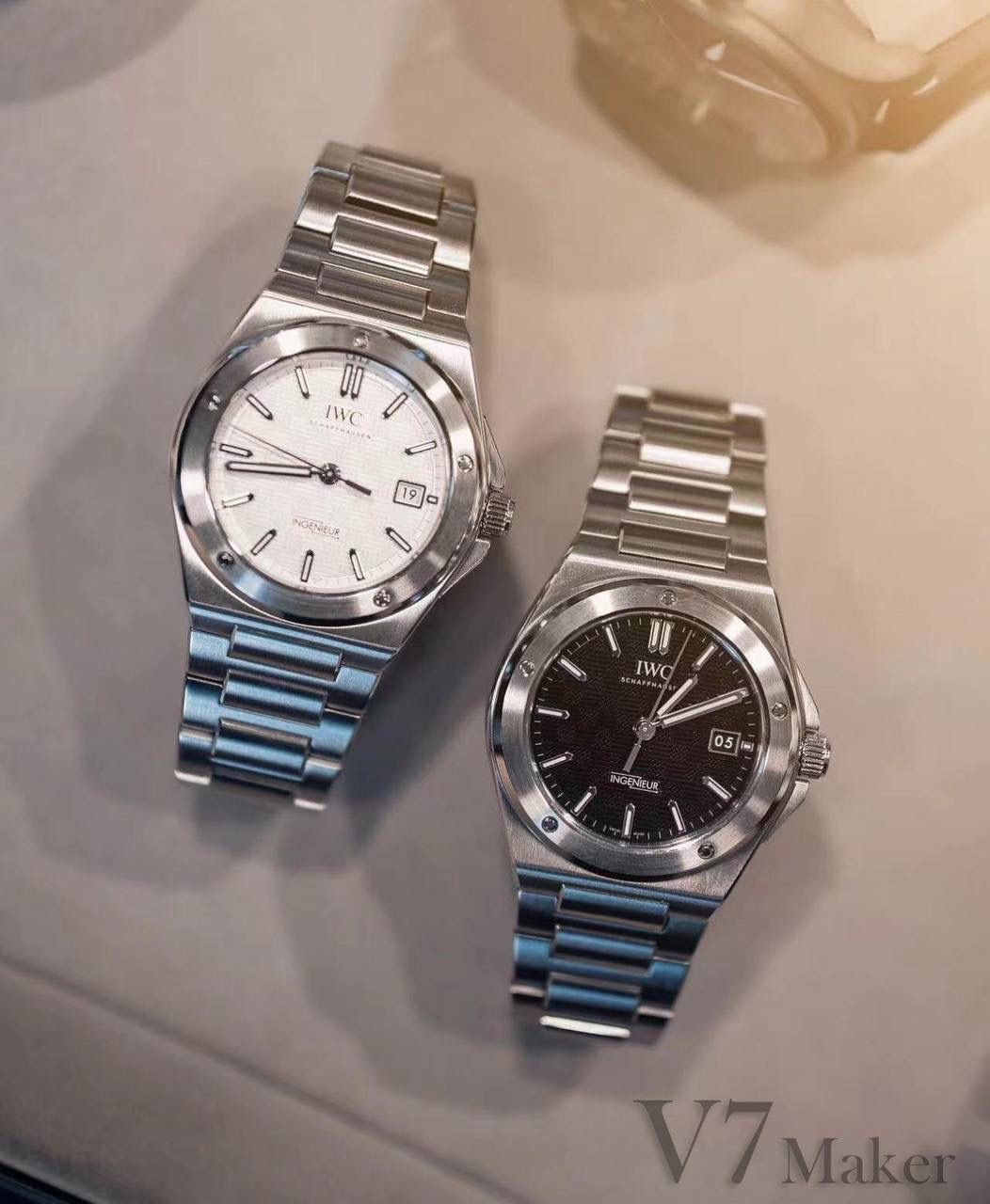 新作最特别之处在于表盘再现原版 Ingenieur SL 使用的「网格」饰纹，制作时需要在铁质表盘底座上冲压形成凹雕纹路，再经过镀锌处理。该图案由相互垂直的细线组成，压印于软铁坯件后再经电镀工艺处理。该图案覆盖整个表盘内部区域，而环绕分钟刻度的表盘外部区域仍然保持光滑。IWC标识的比例及其在表盘上的位置经过精心调整，可以确保它与“网格”图案严密对齐。涂覆夜光材料的时标确保在夜间依然清晰易读 表盘采用大三针布局，时标和秒针同样回归了70年代的造型，3点为日历窗，6点则是「INGENIEUR」标志。