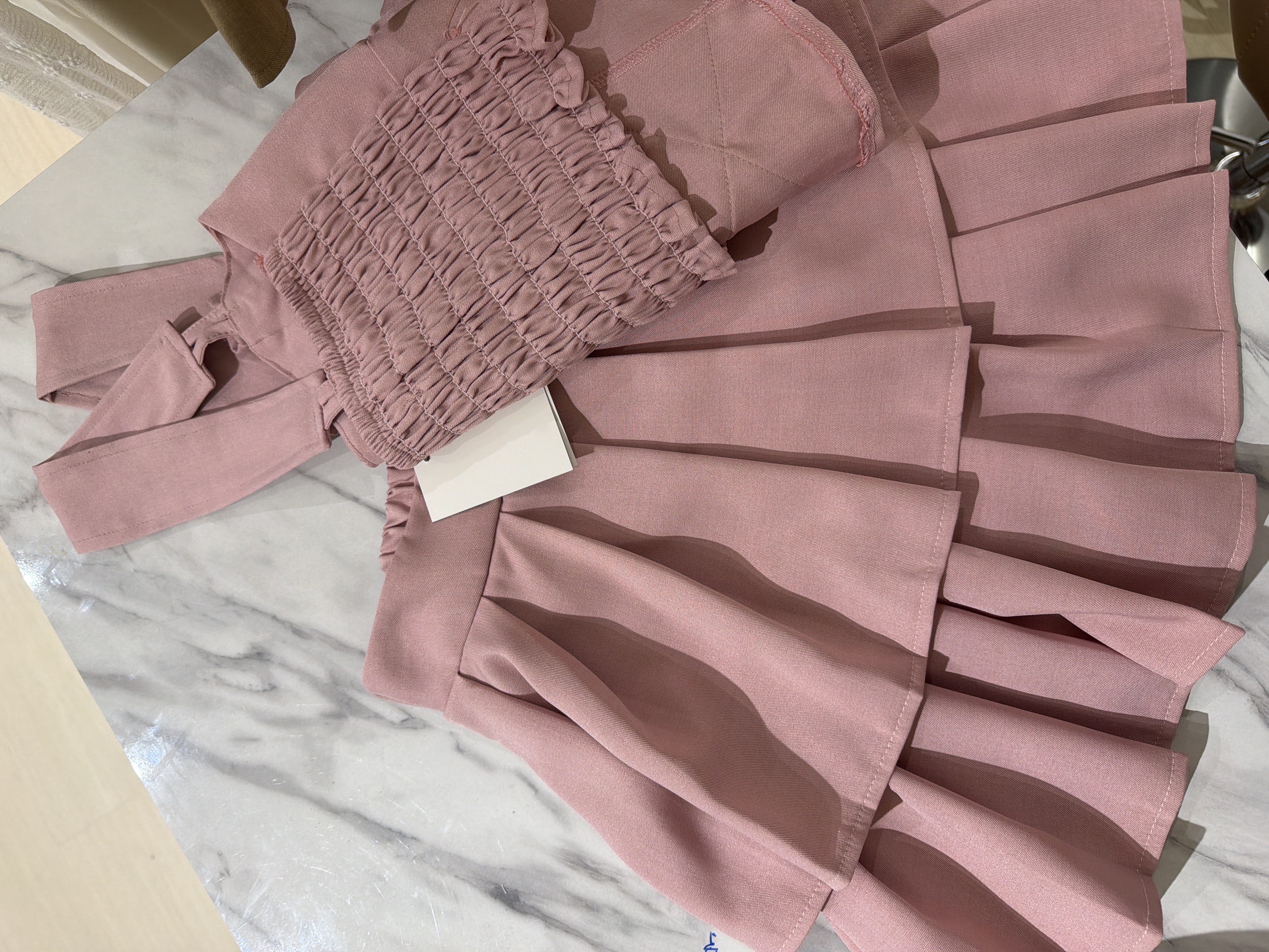 束身胸衣搭配褶襉裙两件套