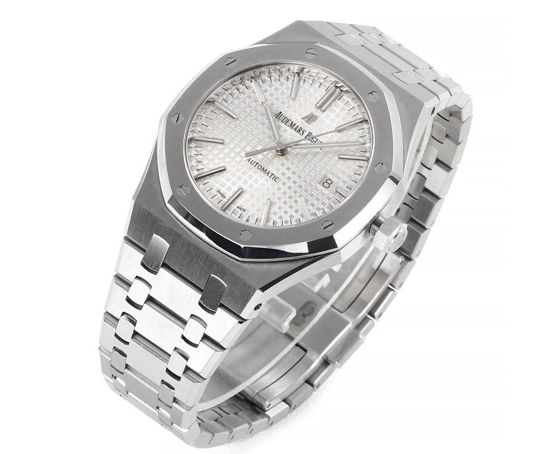 APS一体3120 最强"钢王"壳套特点 1、与原版一致:直径41毫米和厚度 9.8毫米 2、APS版的15400是市面上唯一能与原版各部件互换通用的版本，表壳所有结构位置和装配方式与原版一致 3、表壳表带细腻的拉丝且不会锋利的工艺更突显出APS一直对细节的一丝不苟 4、表带头粒连接表头处与正品一致的活动头粒设计 5、表扣的开关质感与各部位的雕刻工艺均与正品一致 6、APS版的15400兰色字面做工与颜色和正品放在一起几乎毫无色差 7、机芯方面完美复制原装3120机芯，真正的无卡度一体机芯，不再是9015加甲板