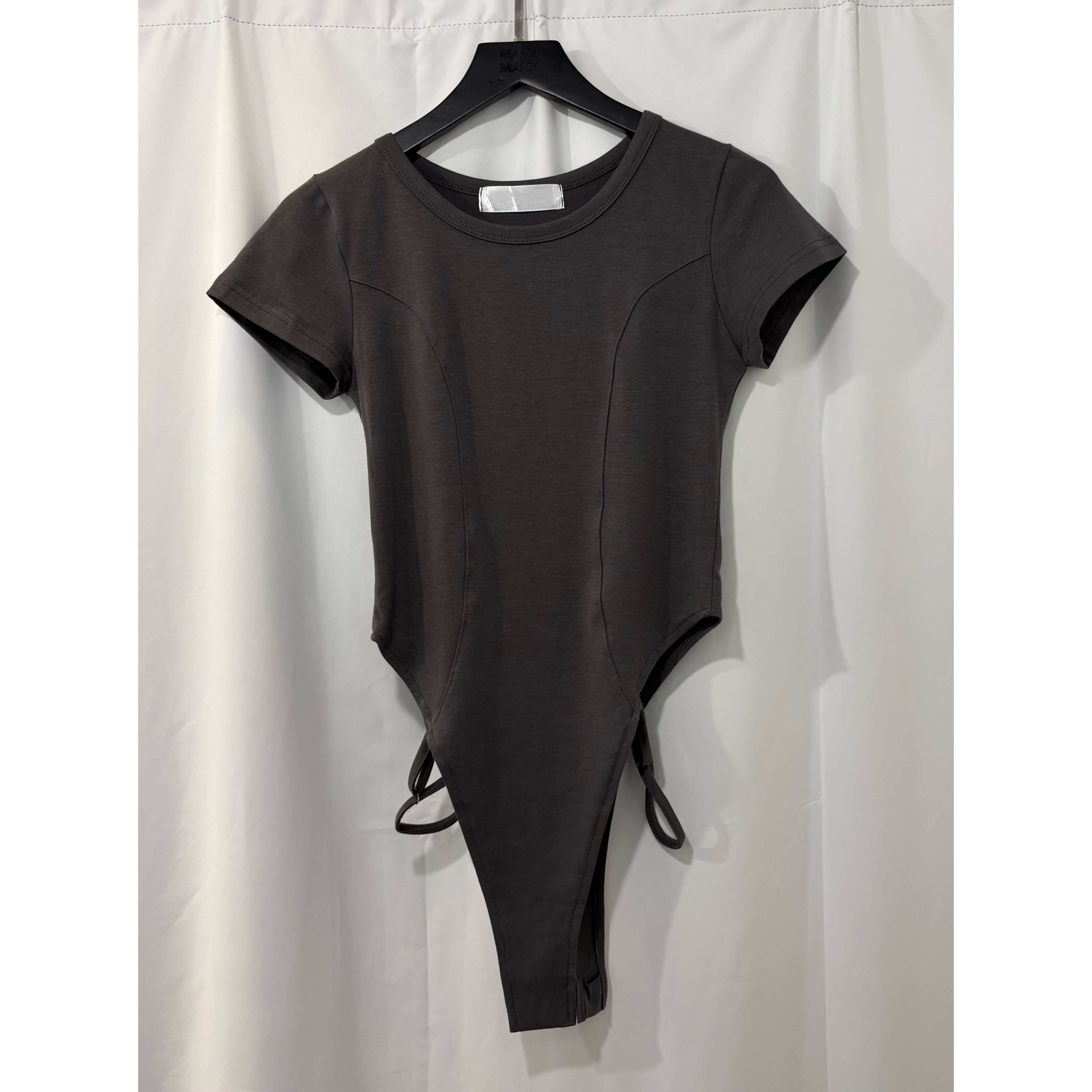 優惠價7月8截🩶2607F《SIDE-TIE CUT-OUT TOP》