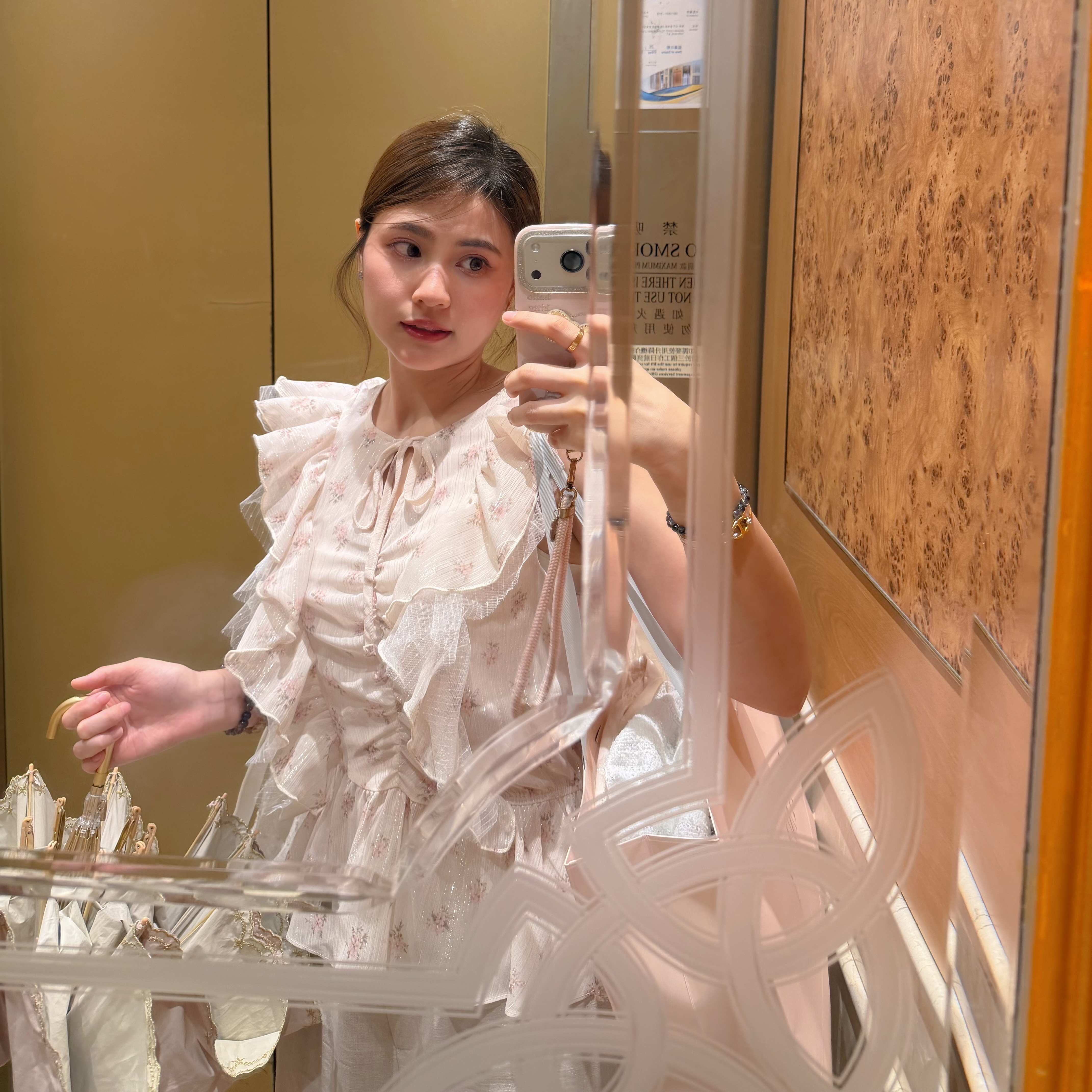 #HANNAexclusive# Whispering Petal Sleeve Blouse
