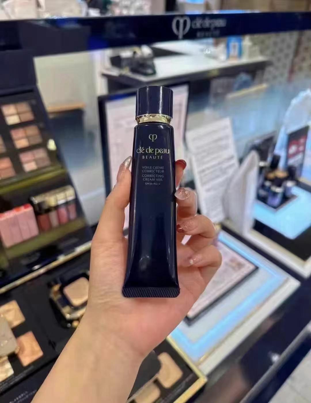 CPB隔離新版長管隔離 -duty free 版37ml 滋潤 日本本土版40ml 質地水潤很好推開，修飾細紋毛孔，均勻膚色，上臉就像磨皮過一樣！著急出門可以直接撲點散粉，懶人必備！ 帶有SPF25 PA++的防曬值~超級推薦