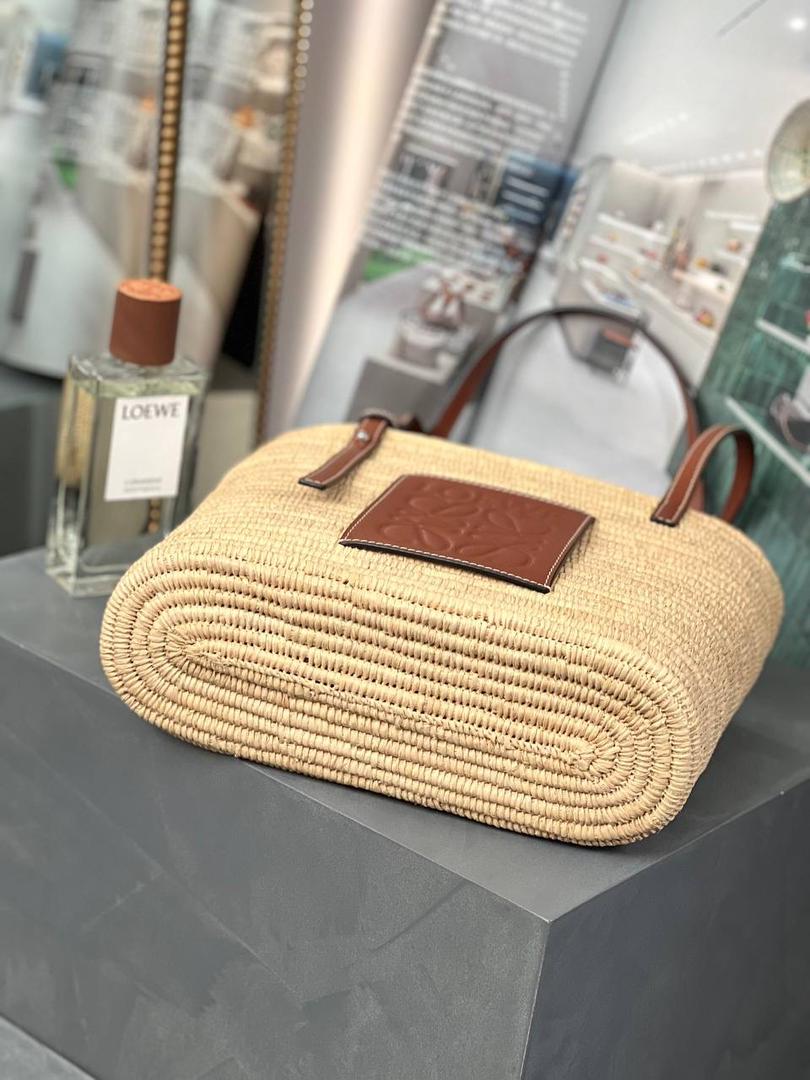 𝑷𝒂𝒖𝒍𝒂'𝒔 𝑰𝒃𝒊𝒛𝒂 菜篮子 🧺到货!! 面料：进口棕榈纤维/牛皮 编码：182006 颜色：原木/棕色 尺寸：28*20*10cm （下单须知：‼️由于天然纤维材料特别，带毛刺，日照时间长短不同，颜色会略有变化，纯手工制作，每个包的尺寸也会所不同‼️） 这款菜篮子做工比之前愈加细腻，背上不会显得笨拙,反而衬得小巧精致、时尚清新,草编与小牛皮的搭配,更显随性自然。 🏷️小Tips：防尘袋可放内里做内胆收纳包使用哦