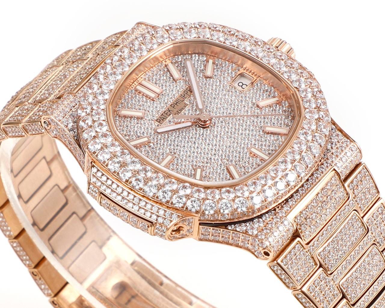 强势来袭！ 超级满天星方钻鹦鹉螺！ 1⃣️升级修正不锈钢表带，部分根据鹦鹉螺不锈钢表带拆解开发，完美贴合！ 2⃣️目前唯一使用圈口和表带方钻无爪镶石工艺，经历无数次的加工工艺，只为做到极致，终于大功告成！ 3⃣️全新订制修正版的Cal.324机芯，机芯摆轮位置与原装一致！深度洗花和刻字，机芯的还原度极高！ 4⃣️指针升级：秒针中心点升级为针轴秒针！ 鹦鹉螺满天星方钻王中王！欢迎您的品鉴！😎💯🌟