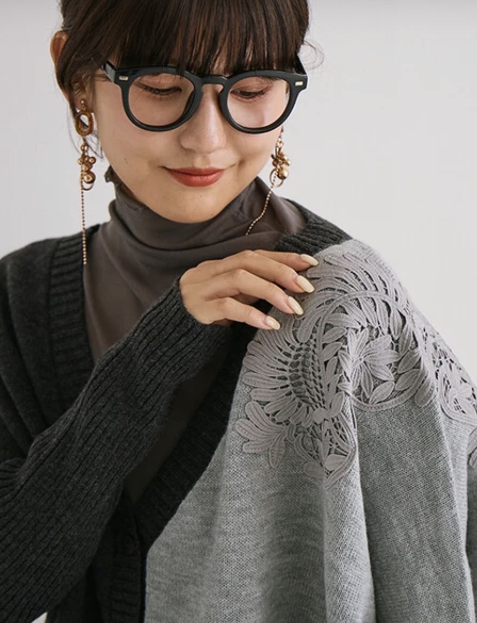 Brill 撞色刺繡V領針織開胸衫