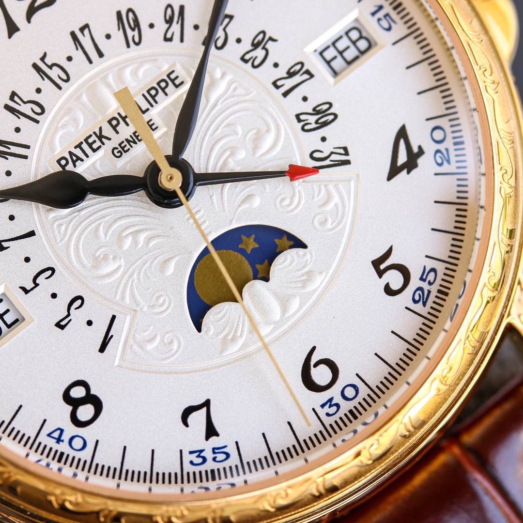 百达翡丽5159万年历腕表✨ 儒雅登场 38mm黄金尺寸+百搭表耳，大小手腕都适配，商务正装露半节超显贵气💼，上手舒适有分量，成功人士标配，戴出排面与底气🤩 ✅表壳精磨细造，温润如玉质感拉满 ✅冲压后盖衔接清脆，防水性能升级 ✅刻度指针贵金属电镀，质感更出众 ✅锅盖型微凸蓝宝表镜，通透辨时准 ✅贵金属钢印立体清晰，细节超规范 🔥定制Cal.324一体机芯｜更薄更稳，仿真度拉满 🎩意大利小牛皮表带+顶级灯笼表扣，通用原装，正装儒雅范儿拉满，人生赢家必备款！