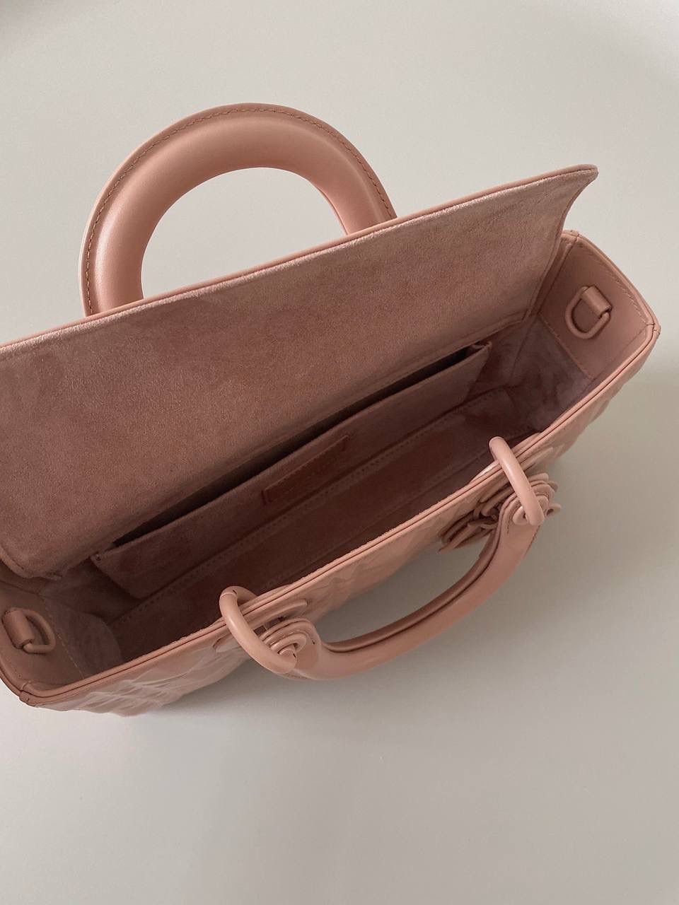 钻石粉 🎀𝗗𝗶𝗼𝗿 𝗗-𝗝𝗼𝘆 𝗯𝗮𝗴🥰 时尚果然就是轮回，回归了一把中古戴妃 特殊处理的哑光牛皮钻石藤格纹，八个切割面挺括有型，全套磨砂材质五金，长方包形短链条➕细长肩带直接封神！！ 复古时髦感超强，真是什么场合都可以把住 绝对是lady中的天花板了，强势出圈啦姐妹们🔥🔥 26 x 13.5 x 5cm