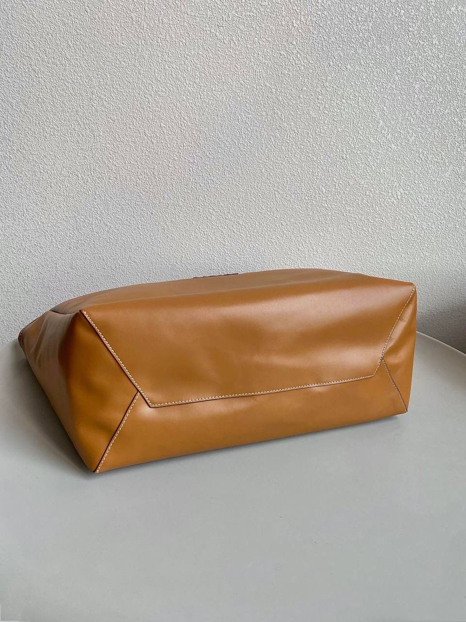 🈶棕色大号 𝗠𝗶𝘂𝗠𝗶𝘂托特！！ 近年miu家真的很会，都是心头爱 慵懒惬意的敞口托特搭配弧形包口 同色系浮雕logo低调又高级 软而不塌的全牛皮质感绝！ 中号大气的包身，男生女生都能驾驭 随时随地的凹造型 小号可以斜挎 小巧可爱，可太适合霓虹妹了 被痕痕拿捏住了🤙🏻 40×39×18cm #F0120m