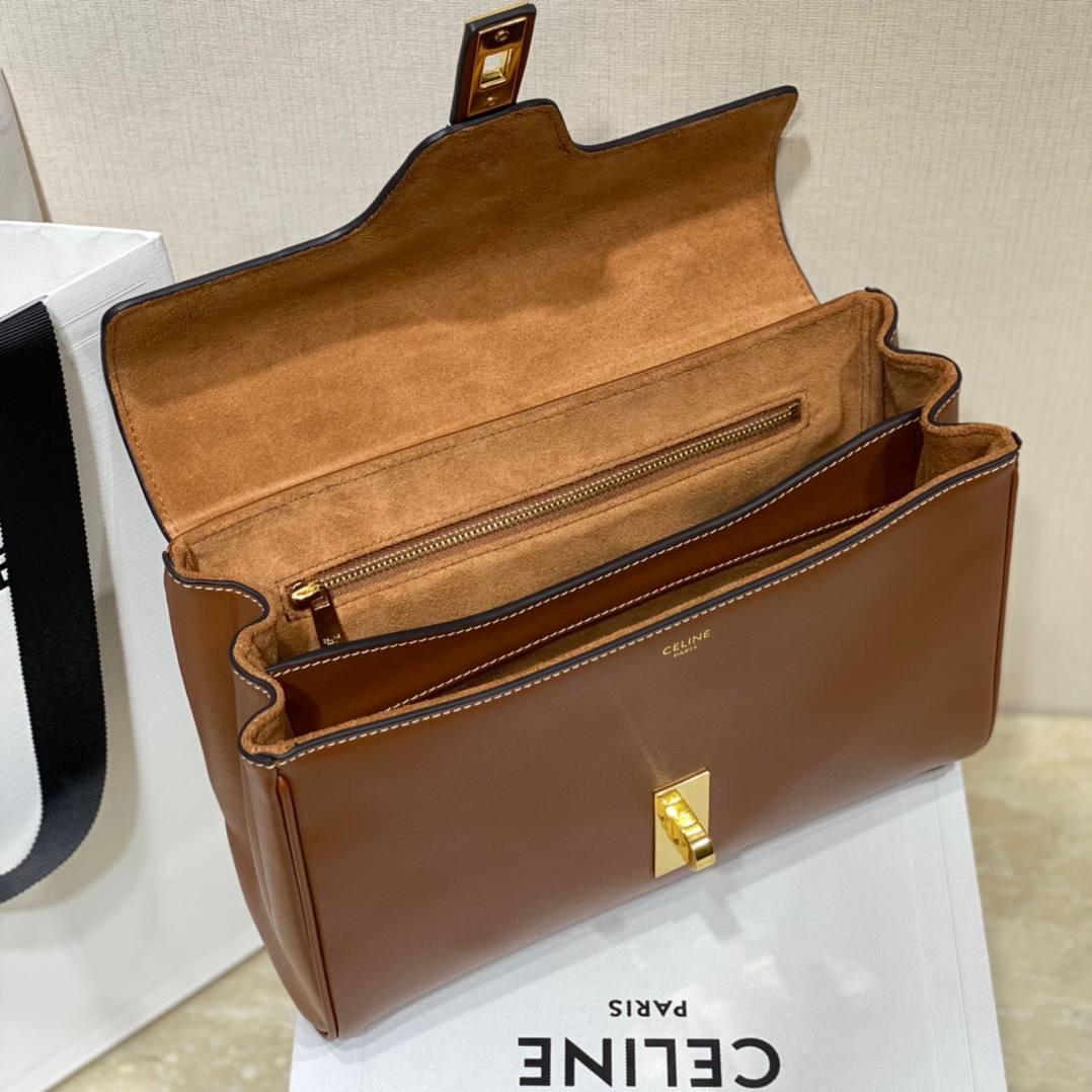 🔥大货实拍图 𝗖𝗘𝗟𝗜𝗡𝗘 ♥ 𝗧𝗘𝗘𝗡 𝗦𝗢𝗙𝗧 𝟭𝟲 创意总监HEDI SLIMANE创作的首款手袋16系列，柔软考究的小羊皮搭配标志性金属旋锁，别致优雅。型号：196853 尺寸：23*15*9cm