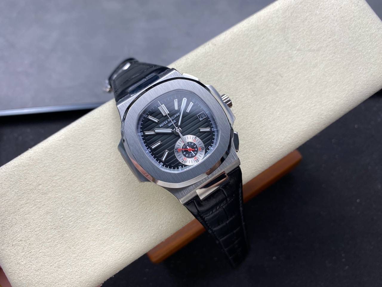 V2版真功能🌐真小秒！3K工厂 百达翡丽鹦鹉螺5980/1A-014多功能计时腕表V2版本，真小秒、真功能！【表壳】腕表尺寸40.5毫米，同正品一致的枕型表壳采用正面拉丝，侧面抛光的两种工艺组合，层次感分明，质感十足。尽显精湛工艺。【表带】采用原装表带一比一量身打造，每节表带的中央抛光部位，都能呈现钻石的形状，尽显高级质感。【机芯】3K厂采用定制版PP.CH28-520机芯，完美还原正品，时分秒，日期，和计时大秒功能。3K匠心之作，欢迎各位表友品鉴🌐