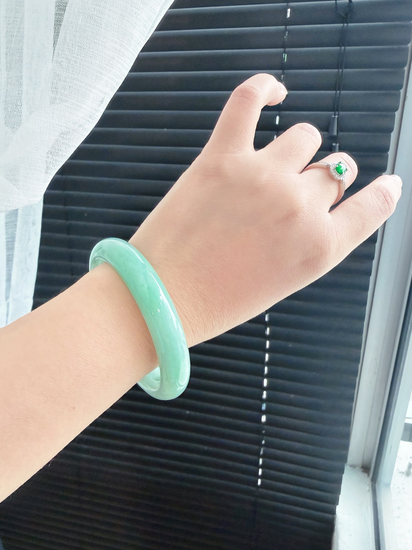 ✨ 马来西亚现货 · 手镯现货发售 ✨💚果绿色调娇润光泽的翡翠手镯，绝对的显白神器💎 手镯尺寸 • 圈口：57 mm • 宽度：11.5 mm • 厚度：7 mm 📄 附证书 每只手镯均附专业鉴定证书，安心选购 ✔️ 🕊 鉴赏期 支持鉴赏期，购买更放心 🌍 全球配送 马来西亚现货，支持全球邮寄 ✈️ 📩 欢迎私讯咨询 / DM 查看细节与实#马来西亚翡翠 #怡保 #吉隆坡 #新山 #新加坡