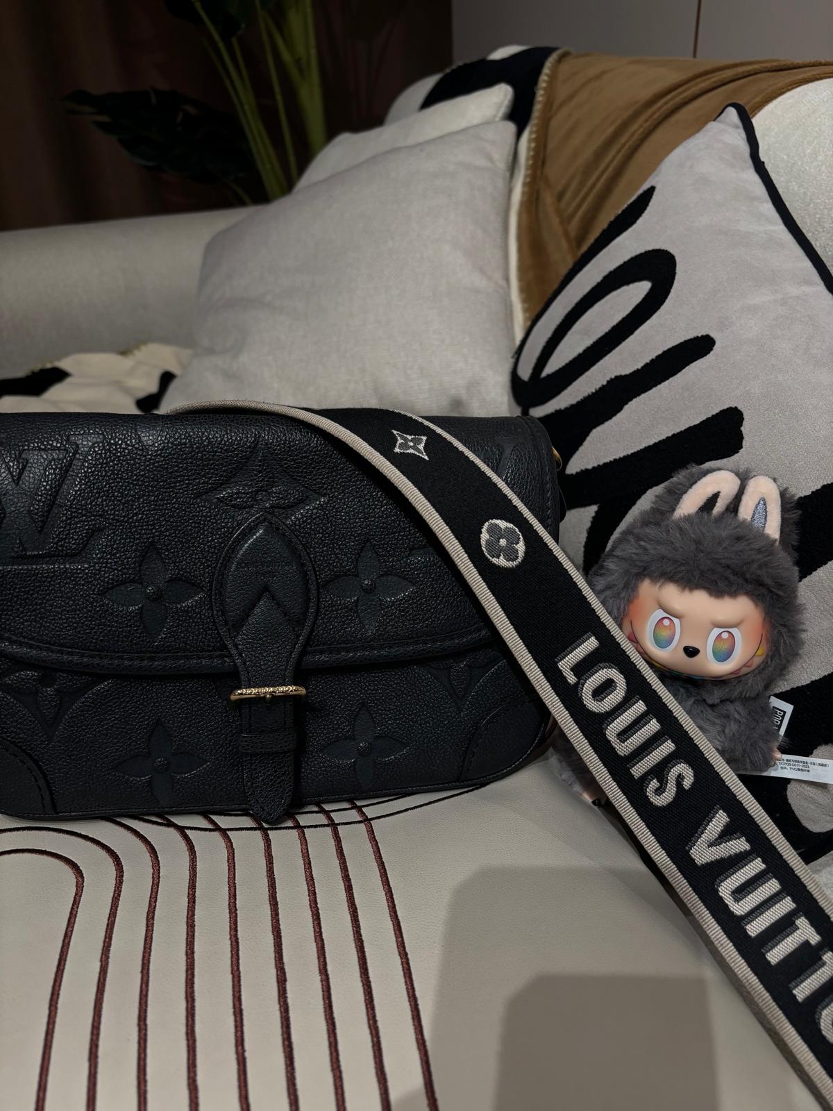 LV Diane Crossbody Bag 100%Authentic, 88%New ✅Dust bag