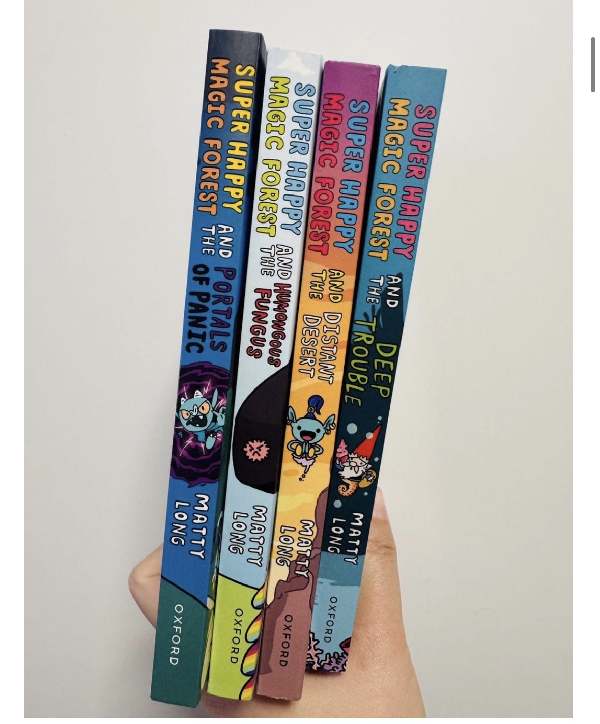 💯正版Super Happy Magic Forest 4冊 🇬🇧英國進口書，牛津大學出版社Oxford 非常厚4冊書！單冊200頁左右！ 🎵配套原版音頻✨藍思500L–700L  爆笑奇幻冒險書，腦洞大，畫風可愛😍 🏅橫掃兒童圖書中心會刊藍緞帶獎 🏅劍橋最佳童書獎🏅謝菲爾德圖書大獎