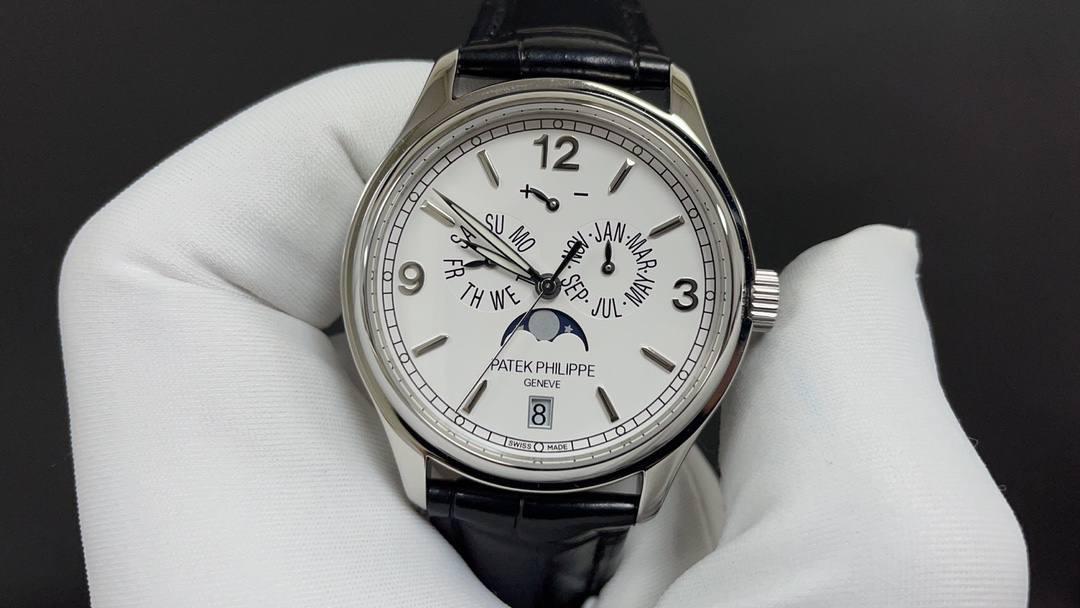 重金打造经典时计——百达翡丽5320G-001超级复杂功能时计直径40毫米一体冲压成型的双层式精钢表壳，致敬了经典的设计语言奶油色的表盘营造复古氛围，表盘边缘刻印有密分秒数刻度，配金质阿拉伯数字及五分钟凸圆刻度字钉，更有立体感。时分指针以巴顿式设计为基础，配以尖长的针尖，这特色造型是呼应了 1950 年代 Ref. 1463 计时码表的指针。表盘6点位置是月相显示和日期分拨。所有的万年历标志都很好，一眼就能读懂。内里搭置了仿324 S Q 自动上链机芯，是 324 自动上条传奇机芯的精装版本。机芯夹板桥经倒角，边缘作细意打磨，主夹板饰以鱼鳞纹，而夹板则缀以日内瓦波纹，夹板表面有包金雕刻，螺丝凹槽经打磨和倒角，连钻孔亦同样经打磨处理。搭配朱古力啡色牛皮表带，进一步带出复古气息。🚀🚀