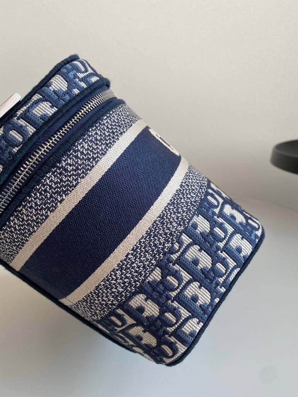 🈶化妆包，大号 𝗗𝗶𝗼𝗿 𝗢𝗯𝗹𝗶𝗾𝘂𝗲化妆包/洗漱包 每个女孩子都需要拥有的超级能装化妆包！经典的老花帆布刺绣颜值超高 ，容量巨大到瓶瓶罐罐都没问题！边惊讶边感叹这也忒能装了！旅行在外一包搞定！便捷式手提设计日常还可手拎凹造型不要太酷了！ 23.5×14×18.5cm #M915m