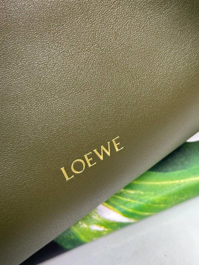 全新升级—𝙁𝙡𝙖𝙢𝙚𝙣𝙘𝙤出货啦✅ ❤️升级版福袋正面新增品牌烫金𝙇𝙤𝙜𝙤代替压印𝙇𝙤𝙜𝙤，肩带加宽同时增加两侧狗扣五金代替原本皮穿扣肩带，精致又便捷🥰 ❤️独家定制皮料五金，小牛皮皮质手感十分柔软且耐用，肩带🉑拆卸🉑调节，多种背法任你选择，容量超大，日常出行必备😍 ❤️独家品控，完全对版细节，全套礼盒🎁包装给你满满的仪式感🥰 迷你尺寸：𝟐𝟑.𝟗-𝟏𝟖-𝟗𝐜𝐦 款号：052030深卡其绿/新