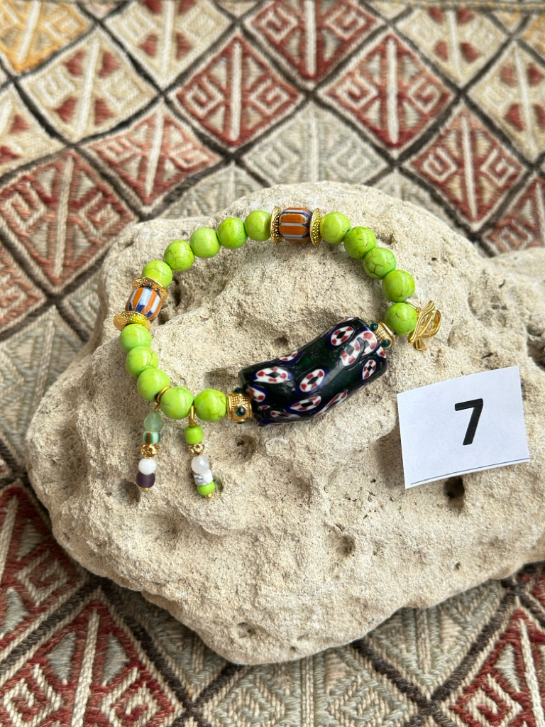 總共有四隻色揀（全handmade珠）