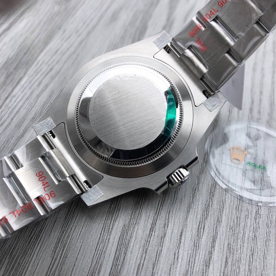 NOOB 劳力士 潜航者 水鬼 116610LV 绿水鬼 🎮 NOOB 强势回归，绿水鬼圈口全面升级，采用全新配方与温控烧制，陶瓷圈成色脱胎换骨，肉眼观感与原装几乎无差，完成度直接碾压市面同类版本。 搭载 克隆 Cal.3135 一体机芯，蓝色游丝＋进口 KIF 避震器，稳定可靠。 🔥 升级重点一眼看懂： • 乱真级绿陶瓷圈 💚 Cerachrom 工艺解析复刻，1100–1250℃高温烧制，色差极低 • 蓝宝夜光石 🔵 夜明珠外层加蓝宝石镜面，防刮耐用，原装同款结构 • 圈口刻度不发黑：铂金粉 PVD 工艺，遇水遇油不褪色 • 一键弹扣：操作方式与原装一致，市场独家配置 • 内扣式圈口结构：非双面胶粘合，稳定耐用 • 字面质感升级：夜光圆钉饱满不溢，拉沙更细腻 • 配件高度通用：壳、圈、底盖、表带、表扣等可与原装互换 • 进口 904L 精钢：高密度、高硬度，耐腐蚀抗刮