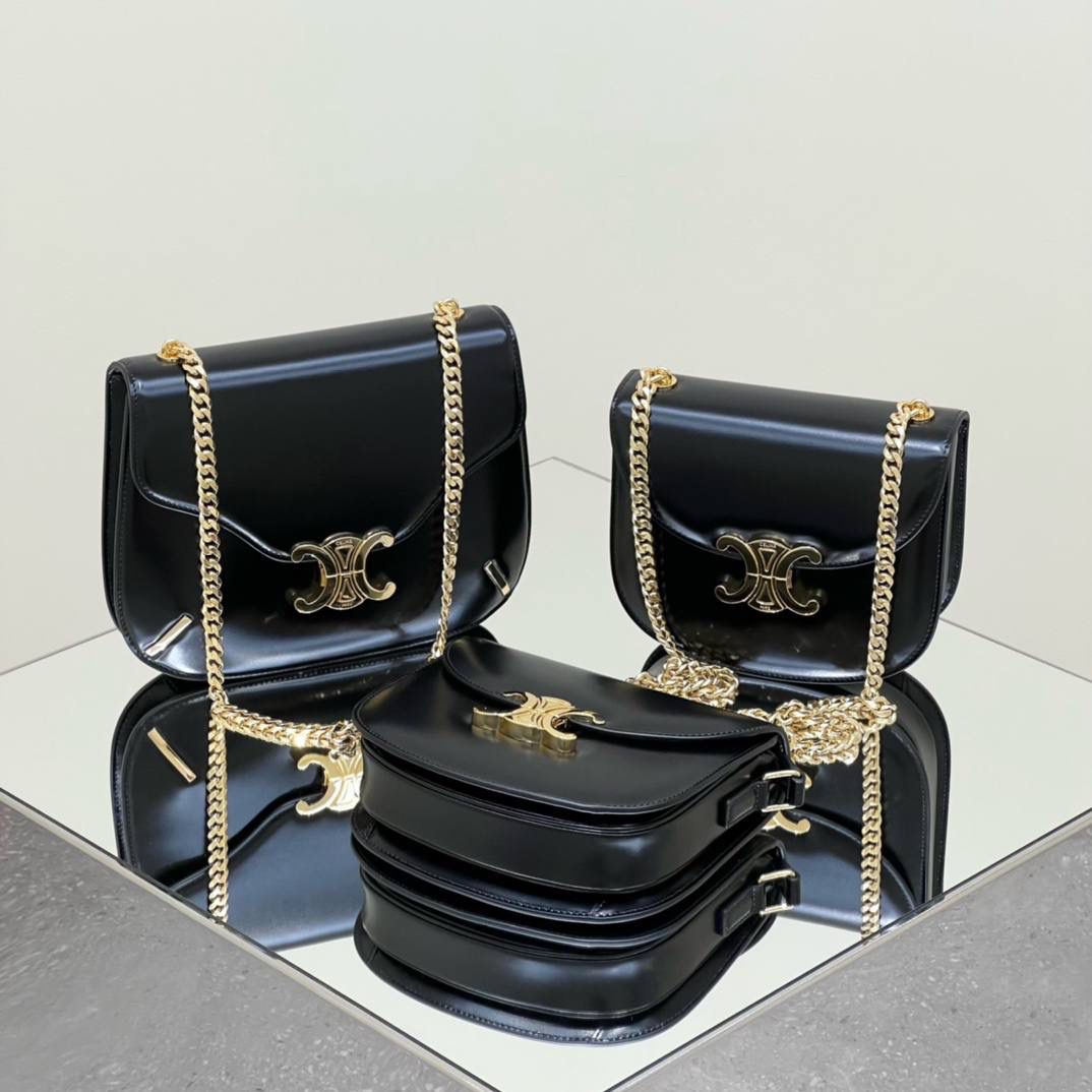 谁能拒绝优雅又时髦的凯旋门呢？最近几年，𝑪𝒆𝒍𝒊𝒏𝒆的𝑻𝒓𝒊𝒐𝒎𝒑𝒉𝒆元素真是超级受欢迎，围绕凯旋门的设计，这两年真是出什么火什么，CELINE真的太会拿捏啦！高级黑搭配凯旋门金扣链条满满的名媛气息👸