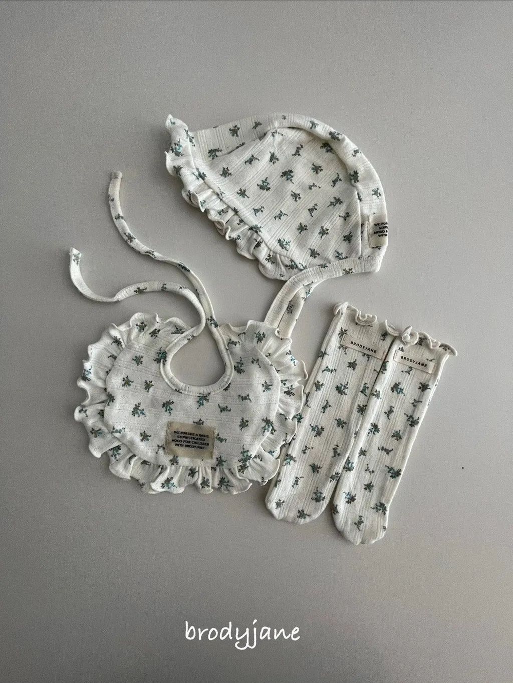 🇰🇷Brodyjane bonnet/bib/socks
