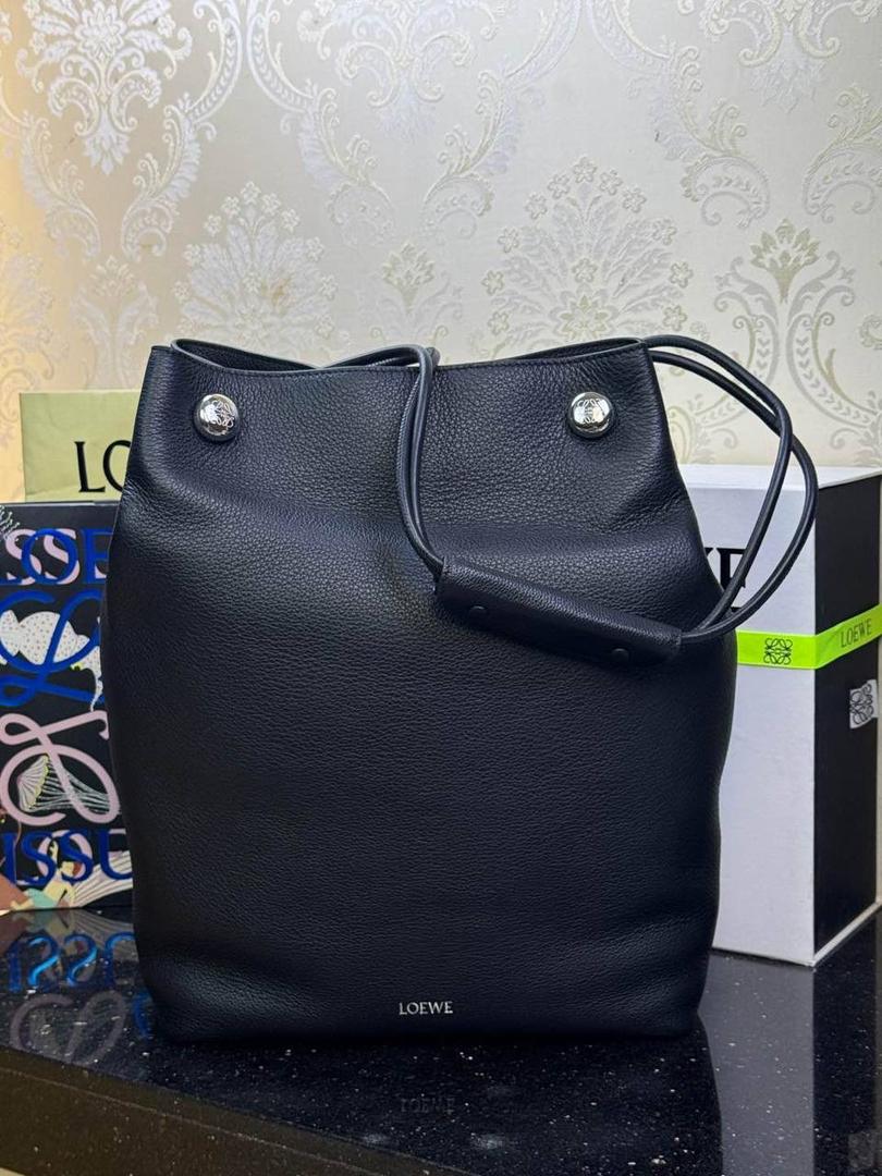 🎈（全钢）新款𝗣𝗲𝗯𝗯𝗹𝗲 𝗛𝗼𝗯𝗼大号 ——【黑色到货💕】 尺寸：𝟮𝟳.𝟱-𝟭𝟭.𝟱-𝟰𝟬𝗰𝗺 编码：652408 【该尺寸配防尘袋】 👉🏻采用进口纳帕小牛皮材质•包包手感超级舒服柔软•自重超轻。 👉🏻正面装饰两颗闪亮的𝗽𝗲𝗯𝗯𝗹𝗲配饰•精致可爱时髦•可调节肩带•腋下单肩斜跨皆🉑。 容量超大•内置拉链插袋•可放置各种证件等小物件•超级实用。