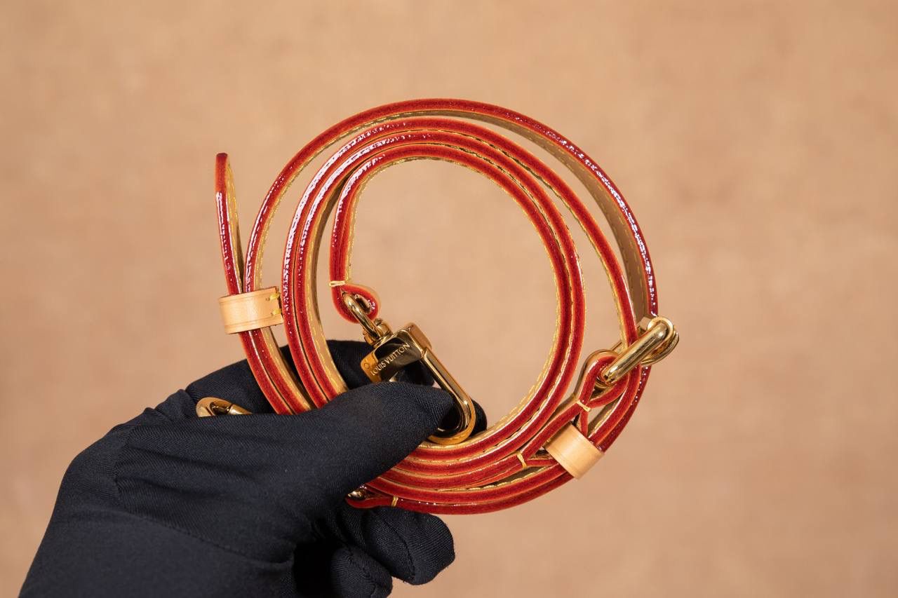 LV SIDE TRUNK🎀 用的是 A+ 级全钢五金，结实又耐用，拿在手上很有分量感，看起来就很 luxe。再配上 进口高弹面料，摸起来舒服，还有一点点光泽感，整体很时尚💖 包装是 全套包装，感觉真的很有档次，送人或自己用都很可以～ 中号：尺寸 21 × 14 × 6cm 小号：尺寸 18 x 12.5 x 8cm 大小刚刚好，小巧但很实用，出门背超方便💯👍 不管是材质、设计还是包装，都看得出很用心，走的是 质感路线。 这款包就是那种：低调但很有品味，越看越喜欢的类型～👜✨